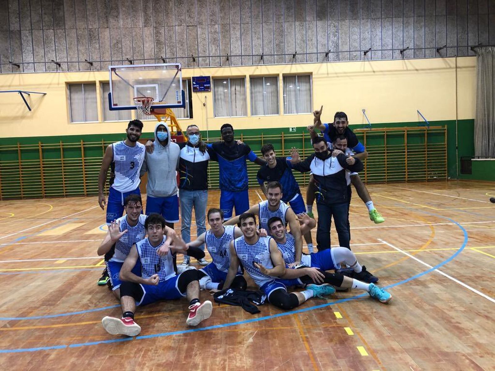 Los jugadores del Huelva, felices tras sumar una nueva victoria a su casillero