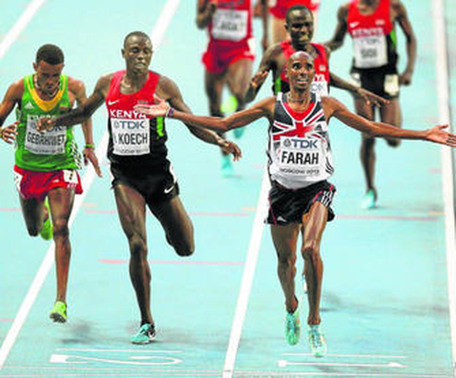 El bicampeón Mo Farah abre los brazos por su triunfo mientras Gebrhiwet le gana el sprint a Koech, algo para lo que hizo falta la foto finish.