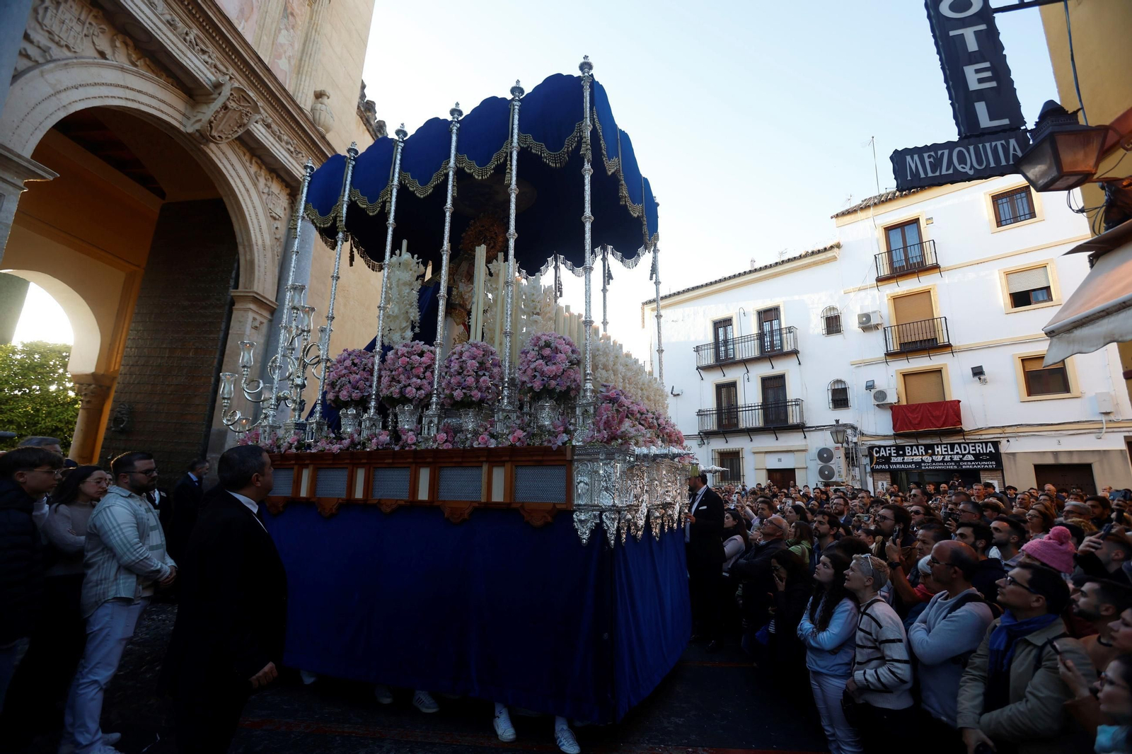 El traslado de la Estrella en este Sábado Santo de Córdoba, en imágenes