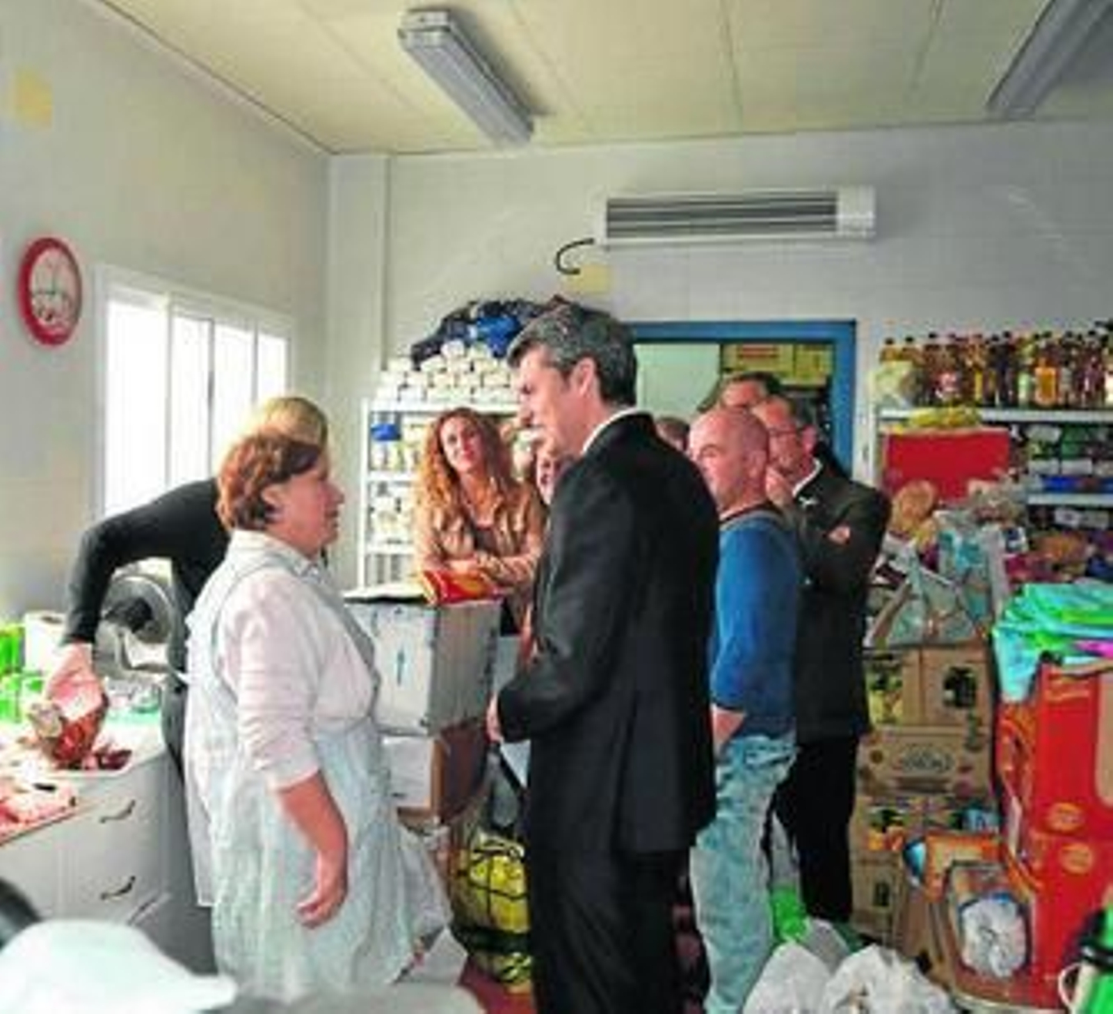 Romero entrega los víveres recolectados en la zambomba del PA solidaria.