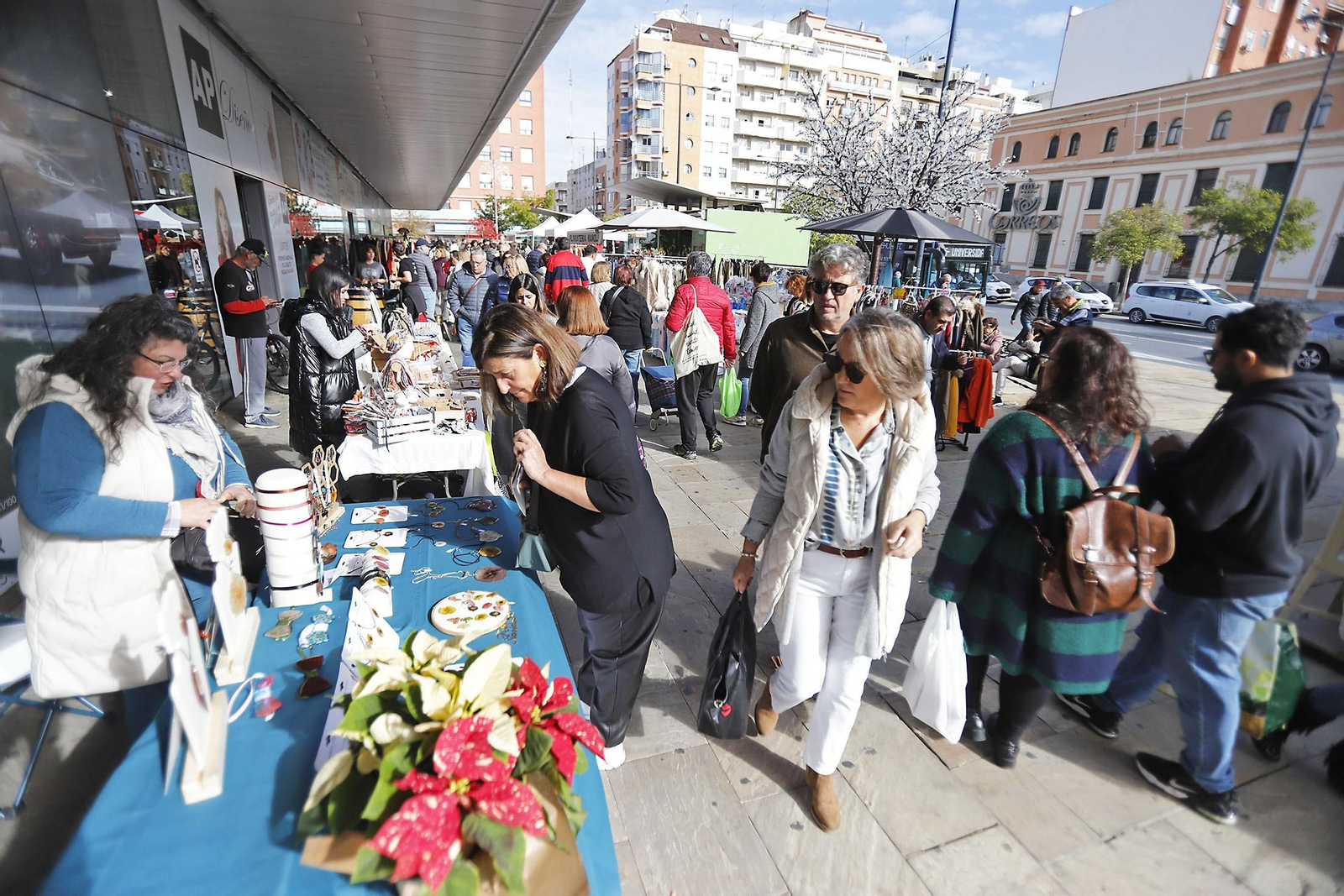Imágenes del ambiente en el zoco del Mercado del Carmen