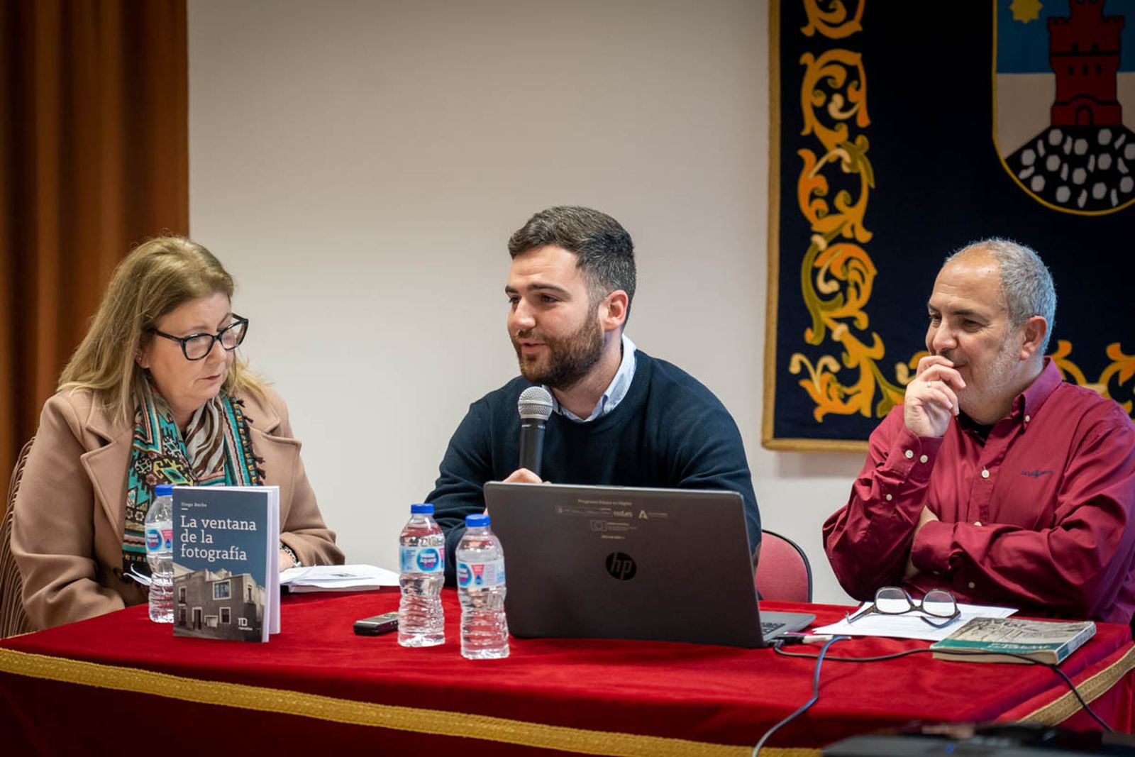 Charo Serrano junto al concejal Juan Carlos Muyor y el escritor Diego Reche.