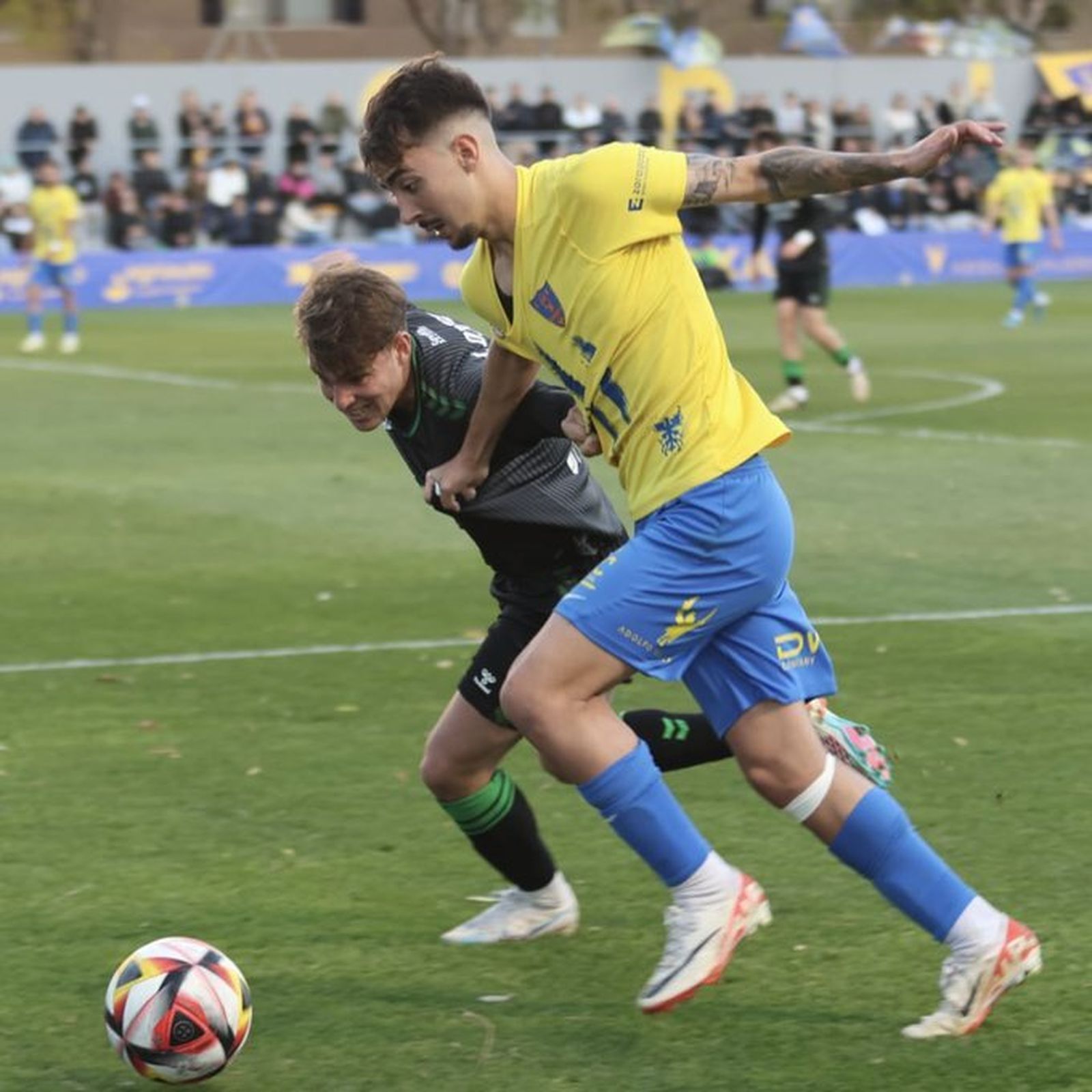 El bético Ángel Ortiz, en un lance del partido.