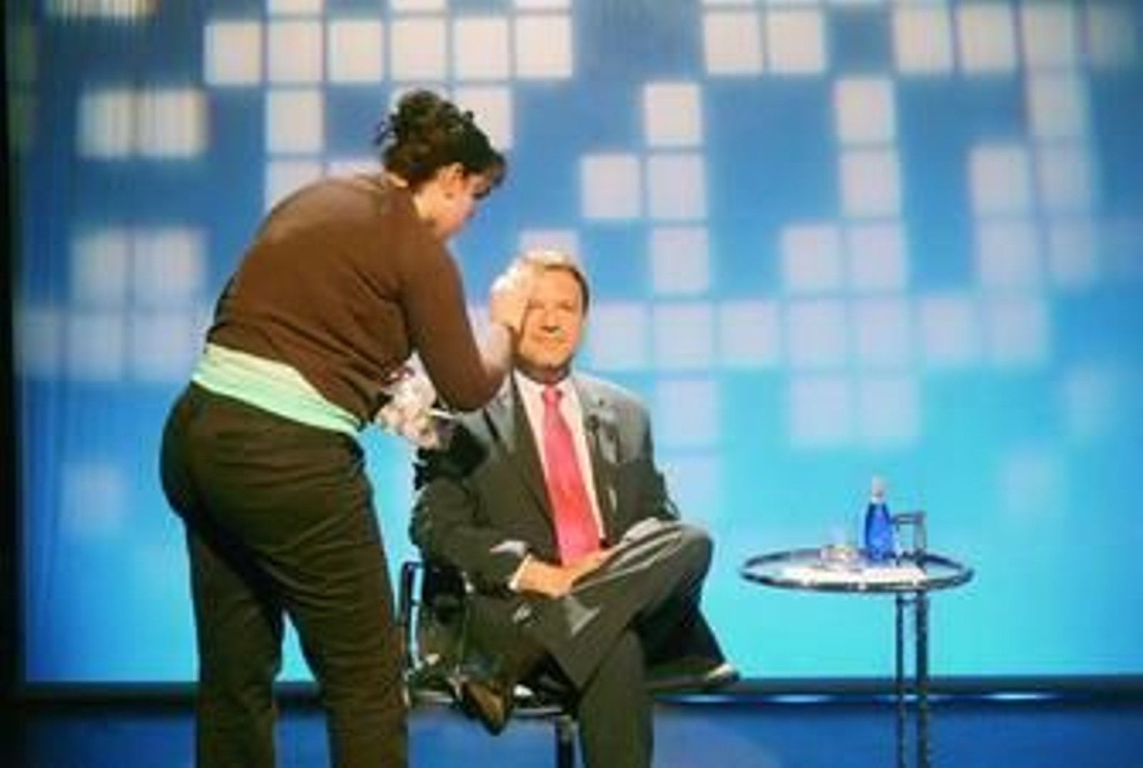 Alfredo Sánchez Monteseirín es maquillado antes de participar en un debate electoral en televisión.