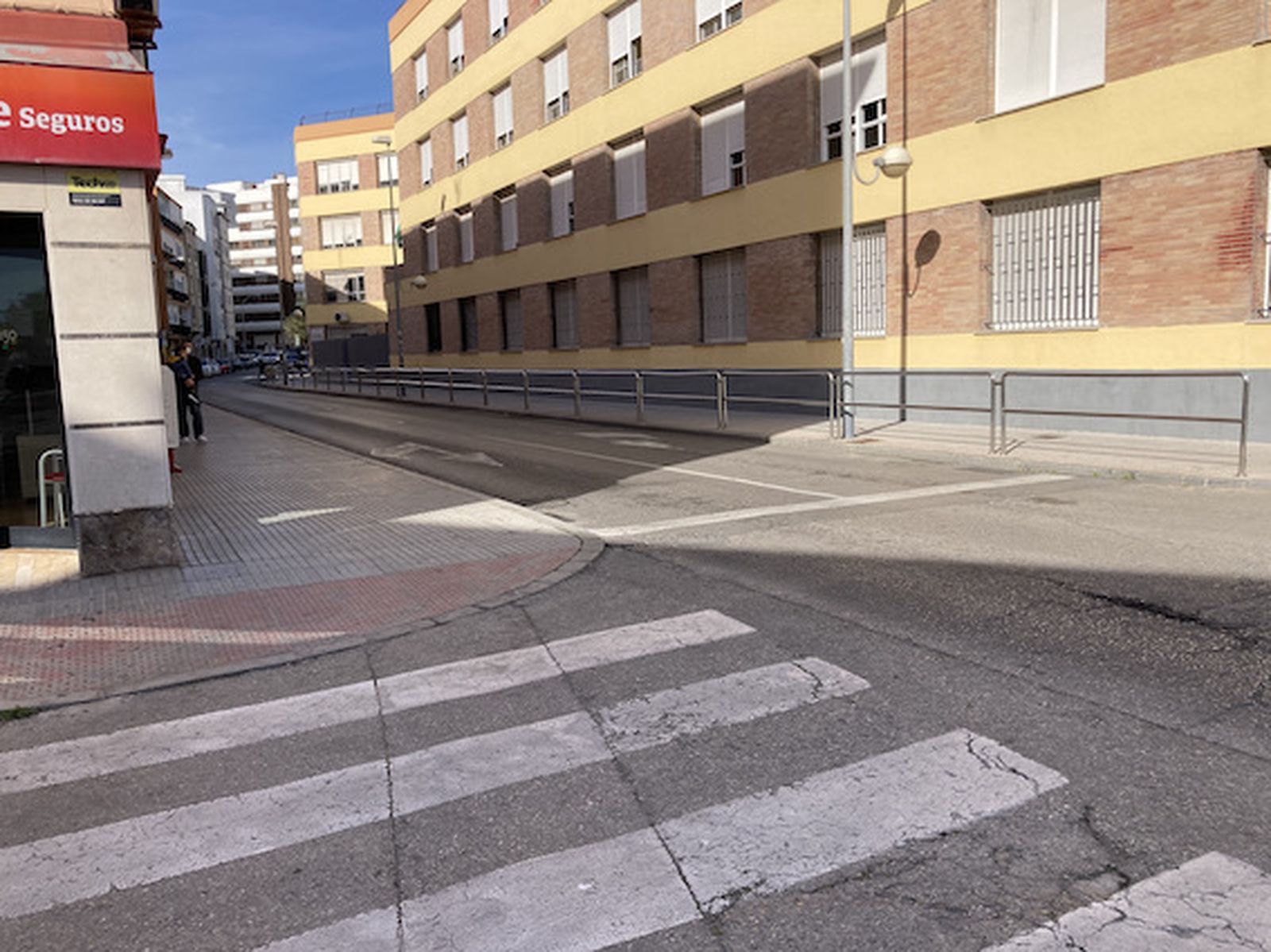 Así son los complicados accesos a los colegios de Cádiz