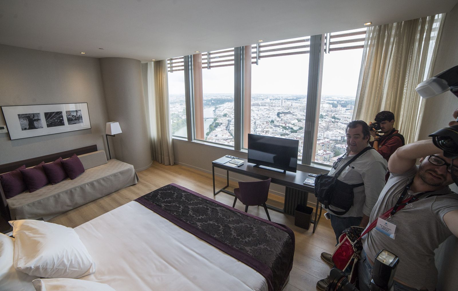 Una de las habitaciones del hotel del rascacielos de la Cartuja mostrada en la visita de finales de mayo.