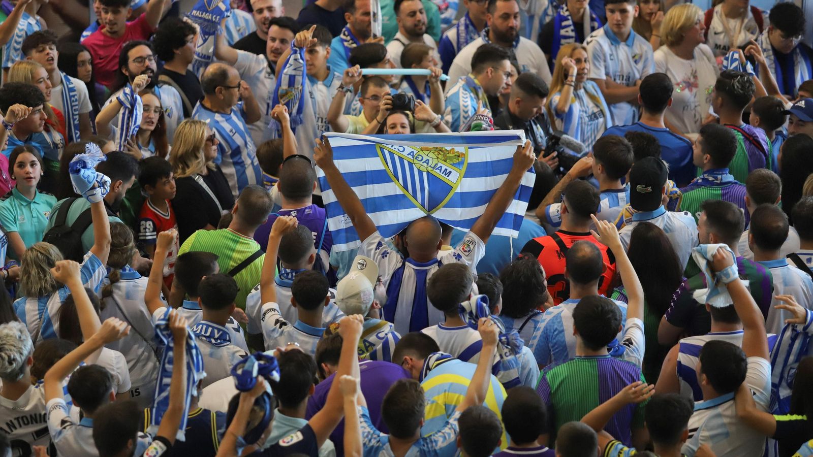 Las fotos de la afición despidiendo al Málaga en el aeropuerto antes de ir a Tarragona