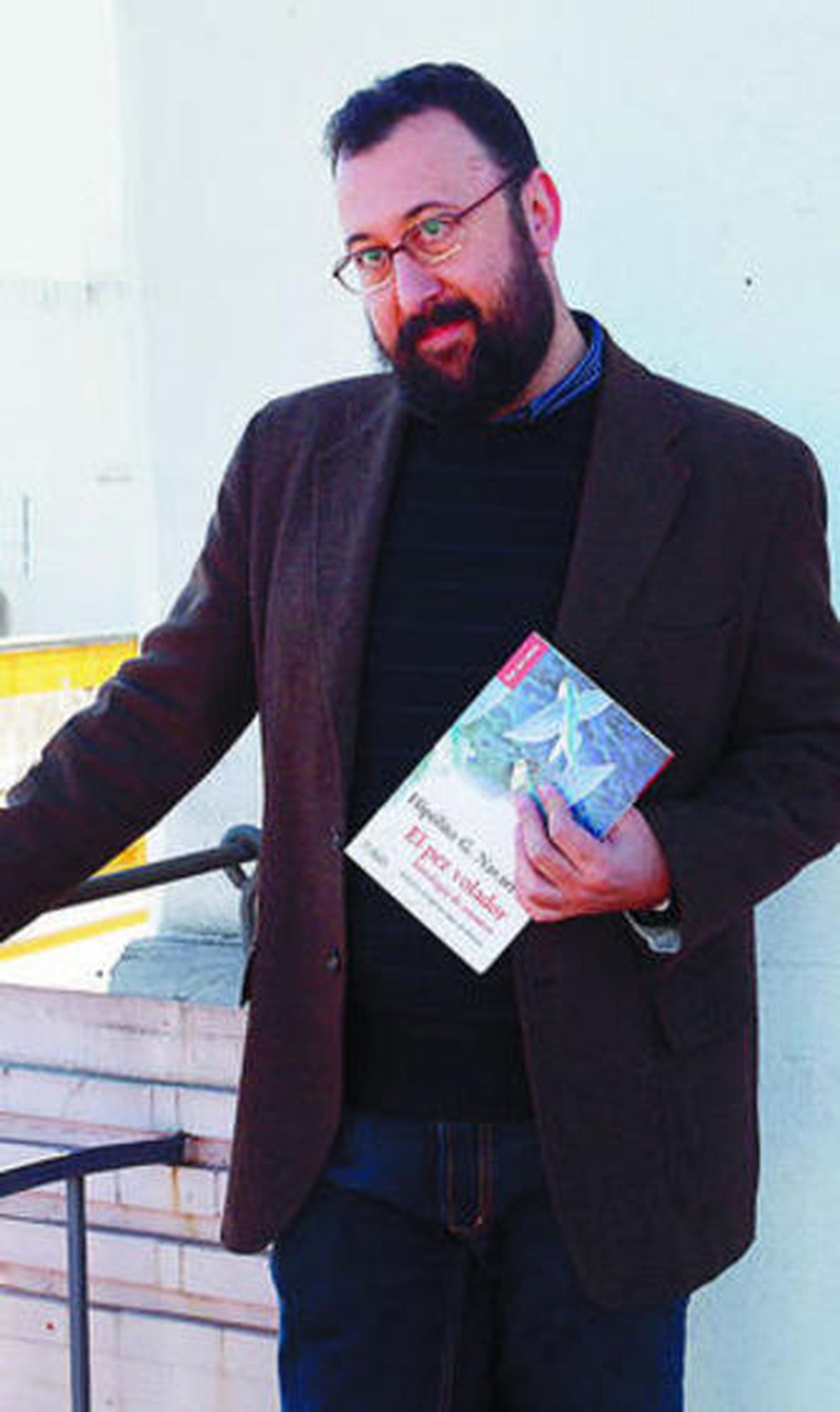 Hipólito Navarro presentó ayer en Sevilla su último libro.