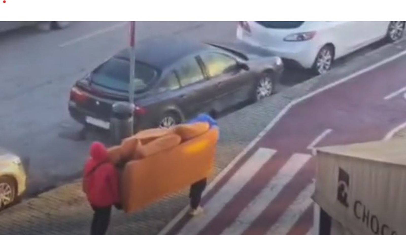 Menores cargan un sofá hacia casetas de transformadores eléctricos inutilizadas.