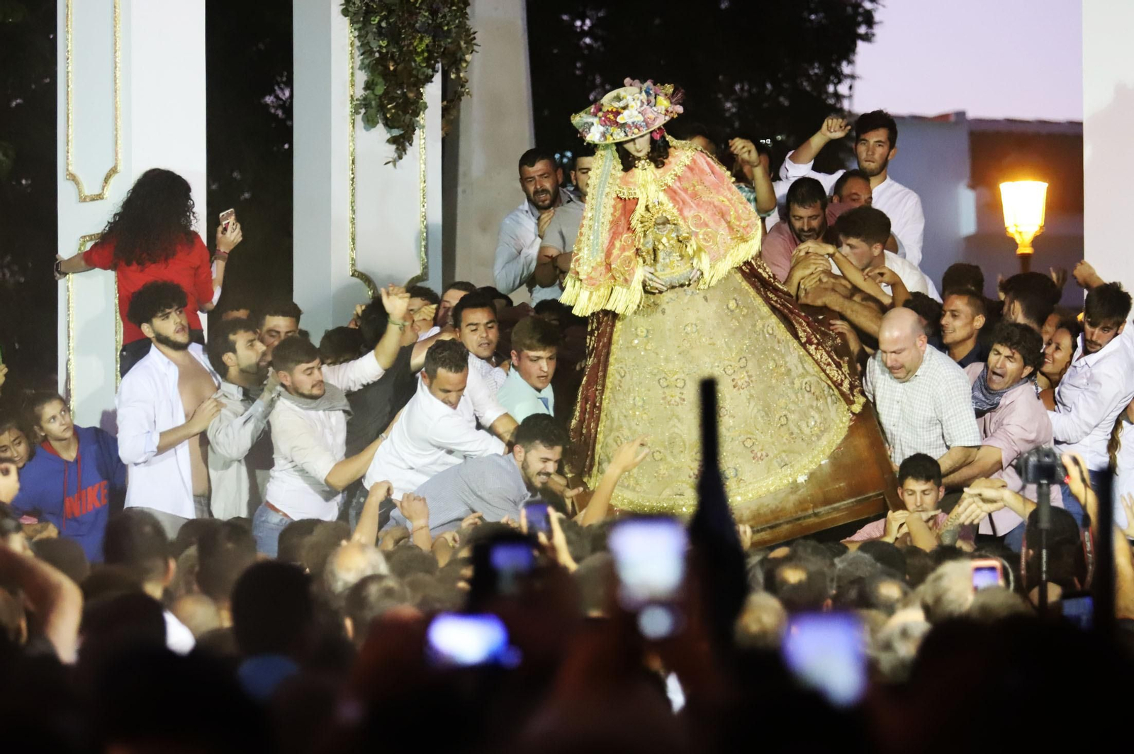 Recuerda las imágenes de la Venida de la Virgen del Rocío a Almonte en 2019