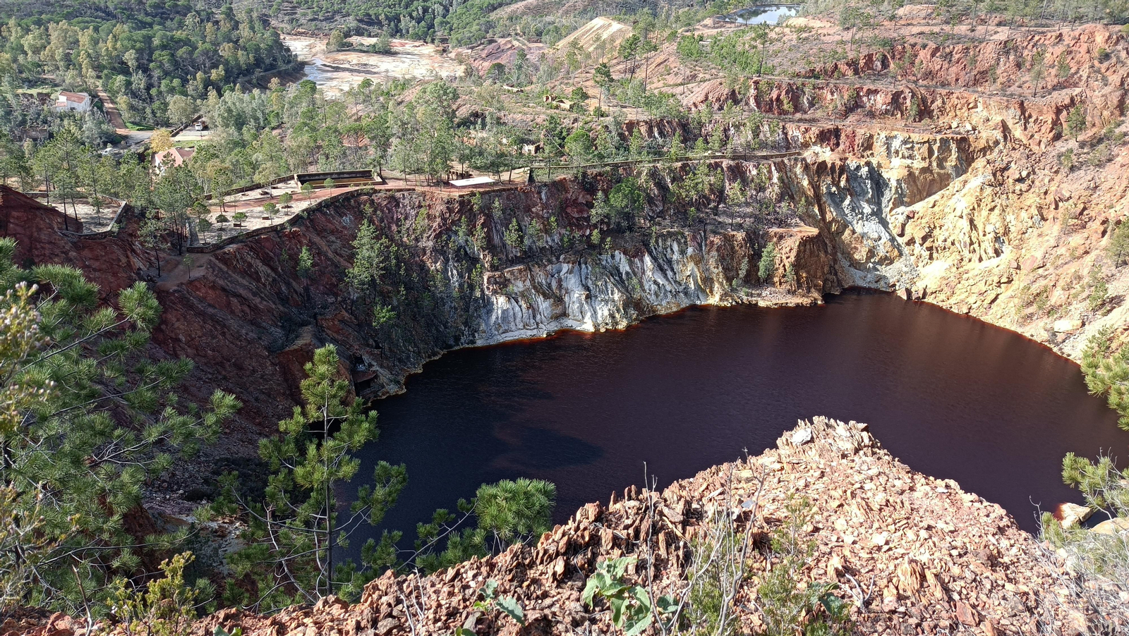 Vistas de la Corta Peña del Hierro, inundada de agua actualmente.