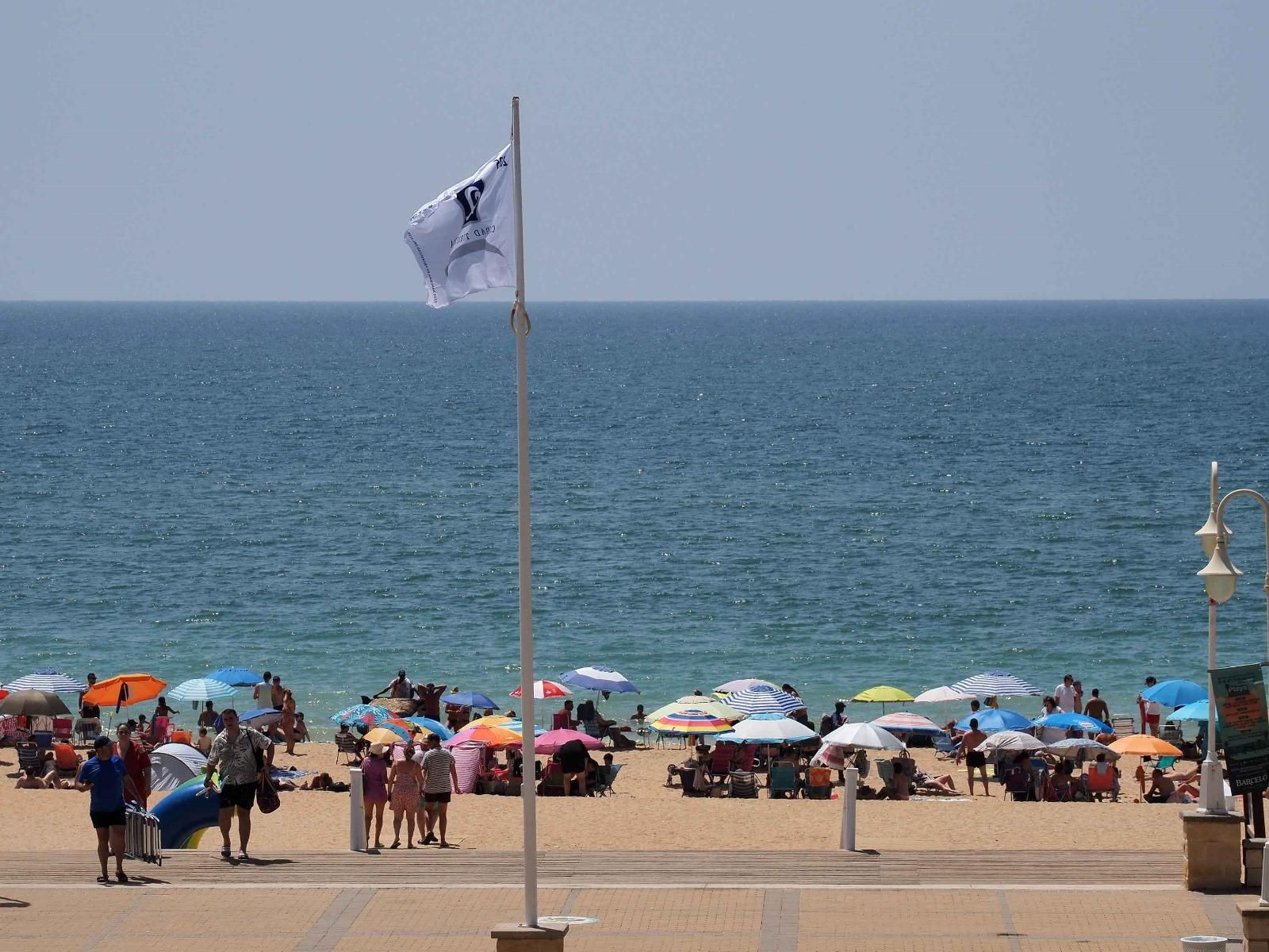 Ambiente de la playa de Islantilla una tarde de verano
