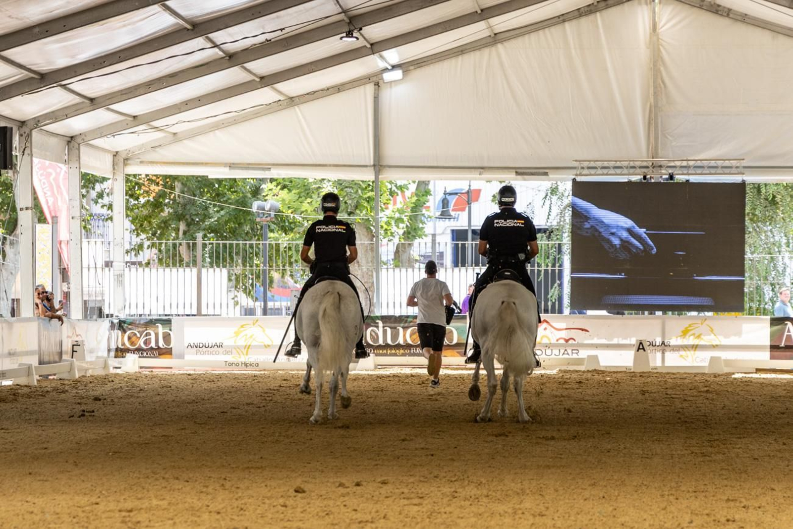Anducab rinde homenaje a la unidad de caballería de la Policía Nacional