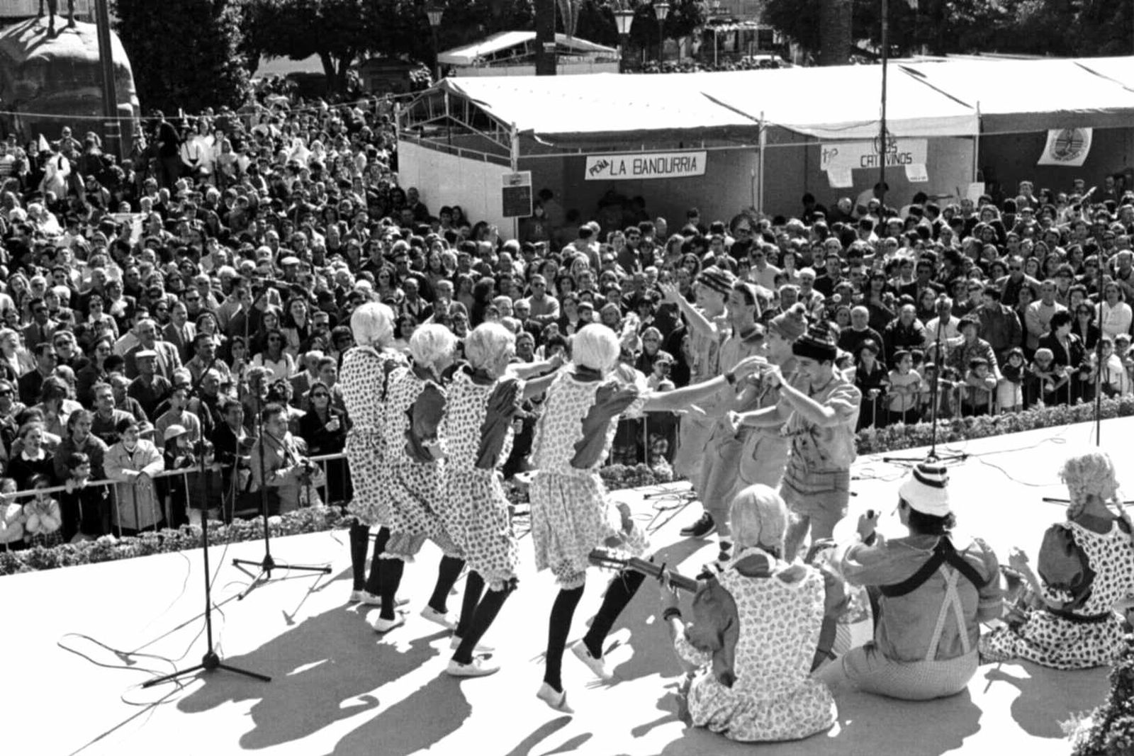 El formato, curiosamente, se parece mucho al de hoy: actuaciones en la plaza del Rey y casetas para las peñas. Era 1998.
