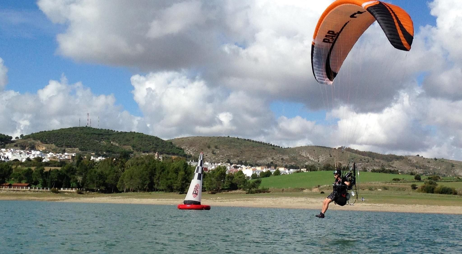 Paramotor en el lago de Bornos Paramotor en el lago de Bornos