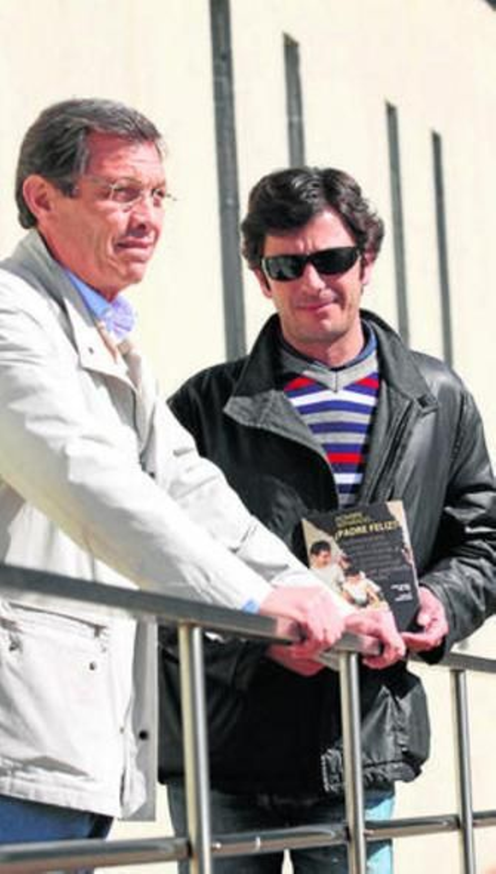 José María del Río (izq.) y Carlos Moncada, con su libro.