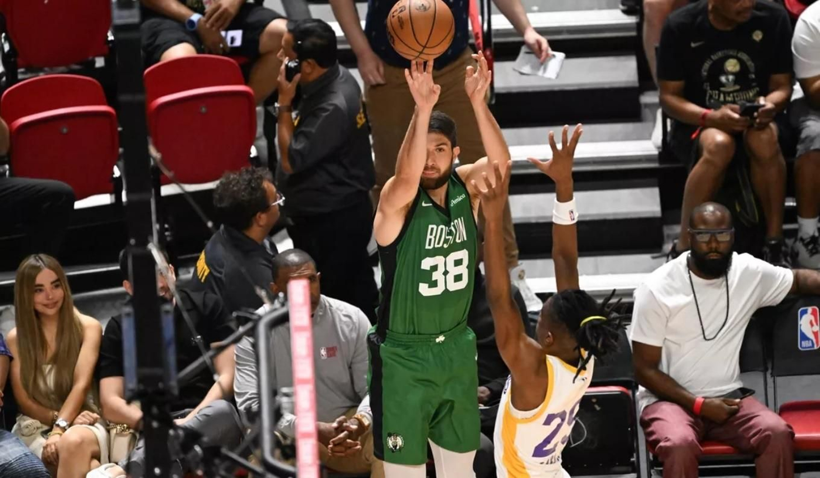 Killian Tillie, jugando para Boston.