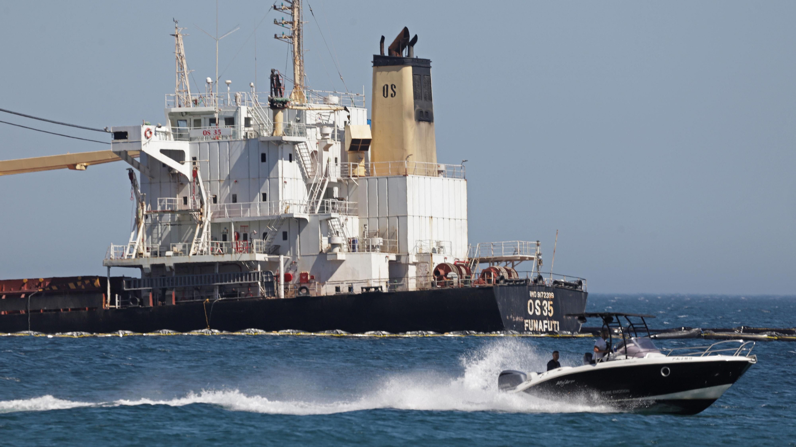 Fotos del hundimiento controlado del buque OS35 en Gibraltar