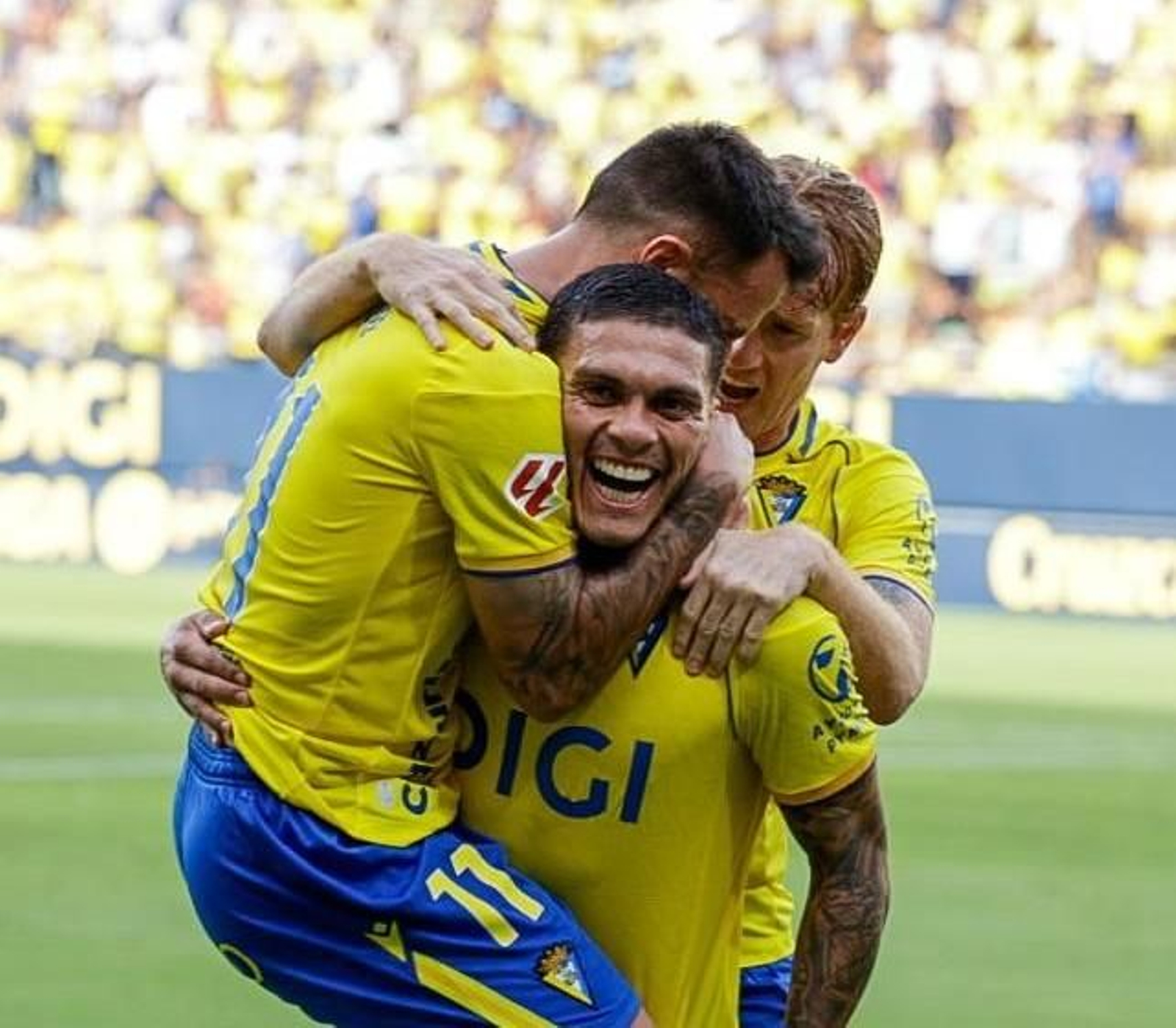 Brian Ocampo es felicitado tras su golazo.