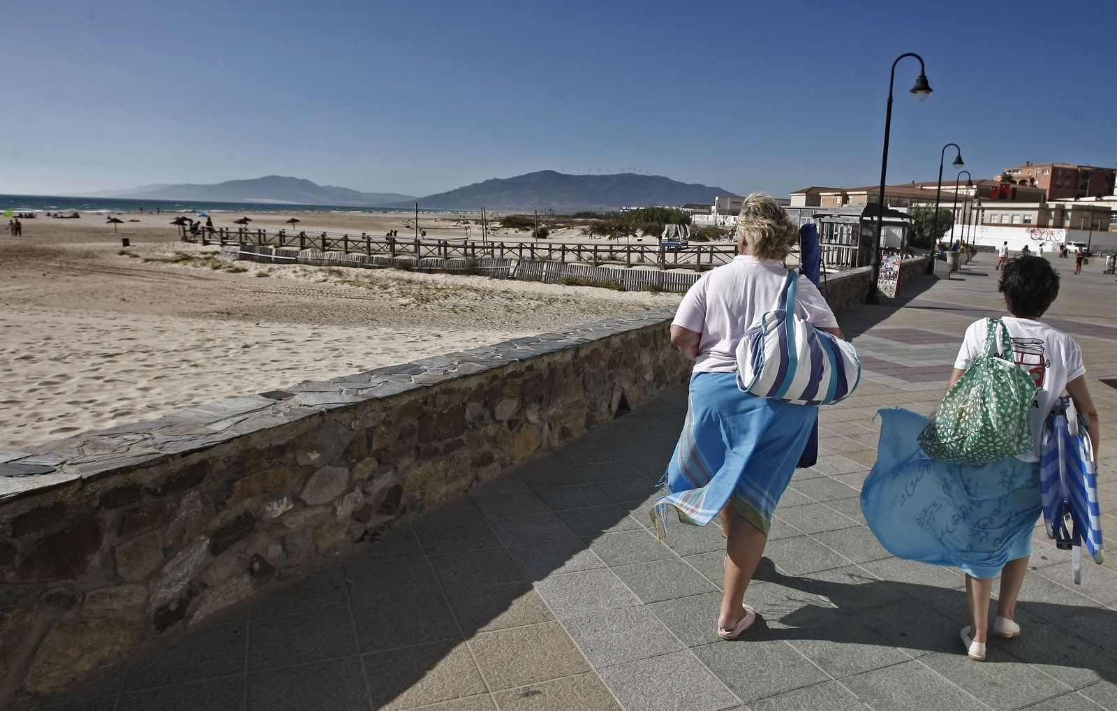 Dos turistas pasean por Tarifa.