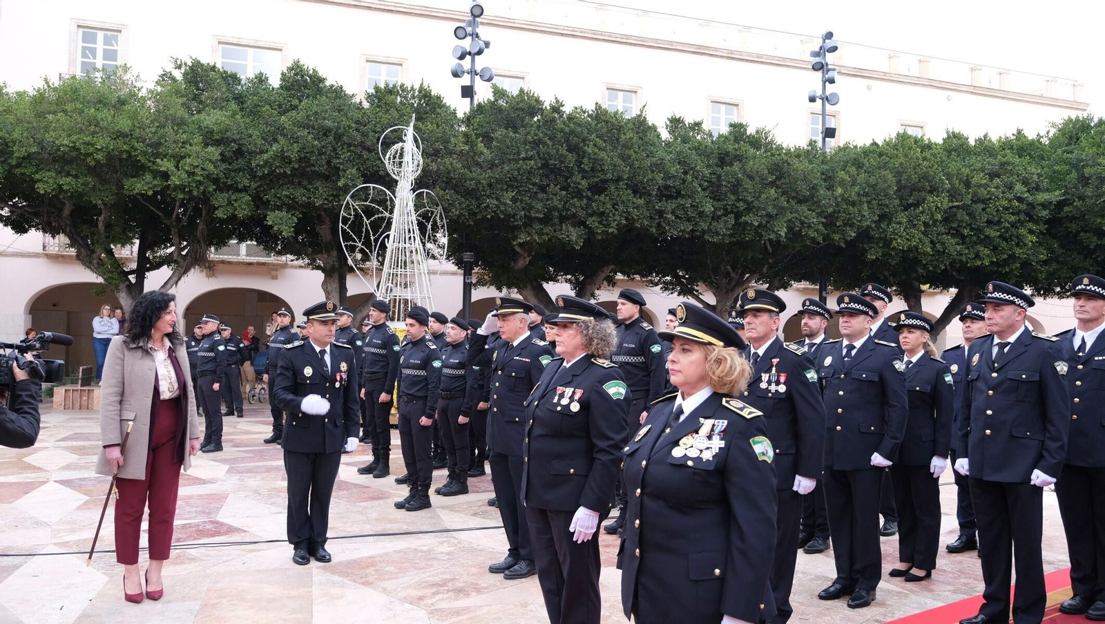La alcaldesa y el superintendente jefe de la Policía Local de Almería pasan revista a los agentes en el acto del patrón, en la Plaza de la Constitución.