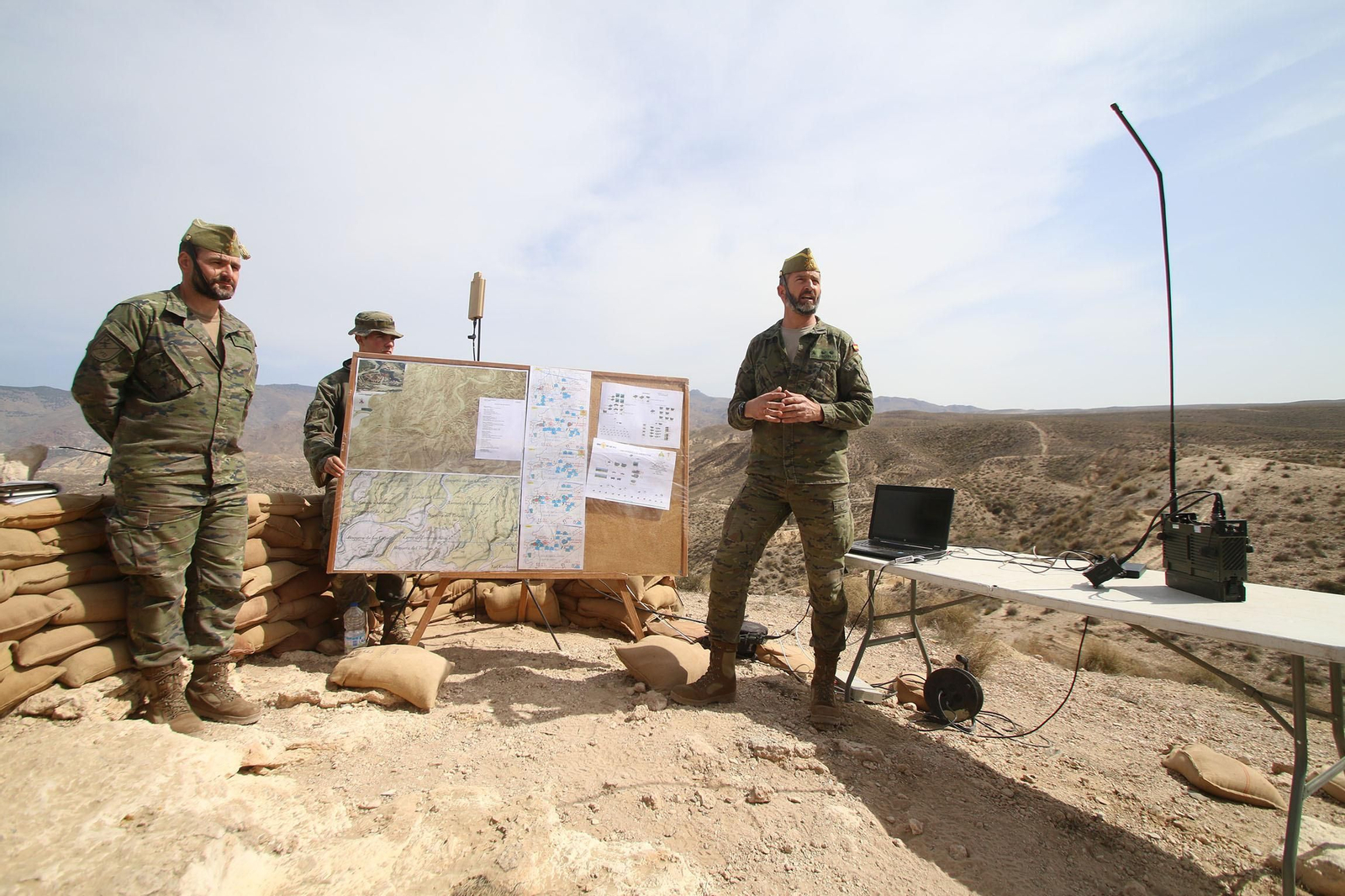 Imágenes de la visita de la ministra de Defensa a la base militar de Viator