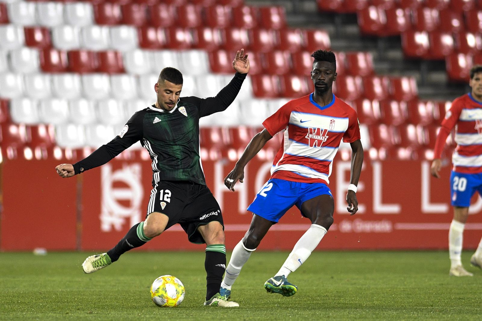 El espigado delantero hispano-gambiano Nuha Marong debutó con el Recreativo.