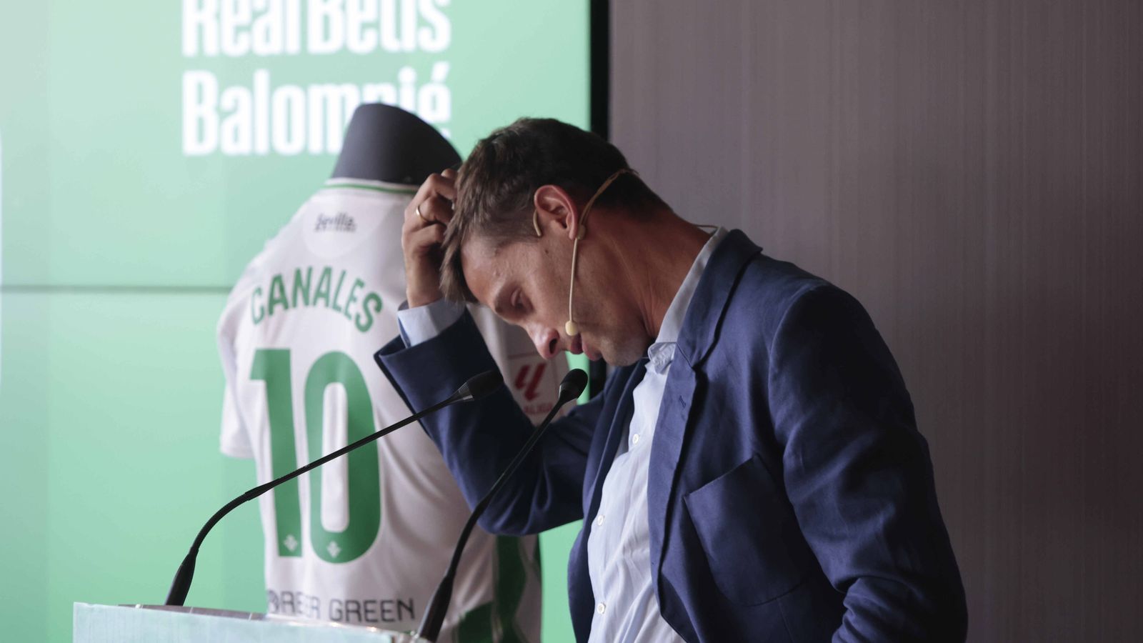 Sergio Canales, durante su acto de despedida del Betis.