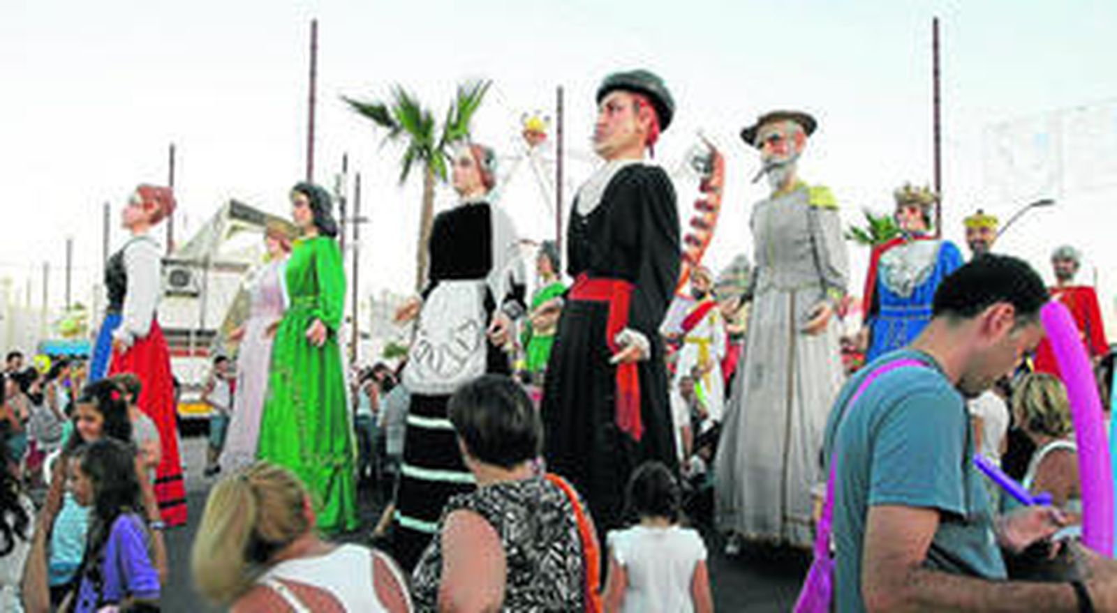 Fueron muchísimos los niños esperaban en el Ferial horas antes el comienzo del desfile, que finalmente partió desde el Circo.
