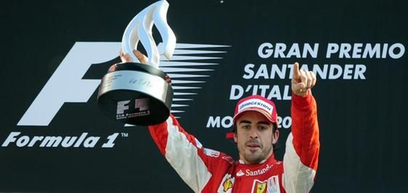 Fernando Alonso refuerza su candidatura al Mundial tras ganar en Monza. / AFP