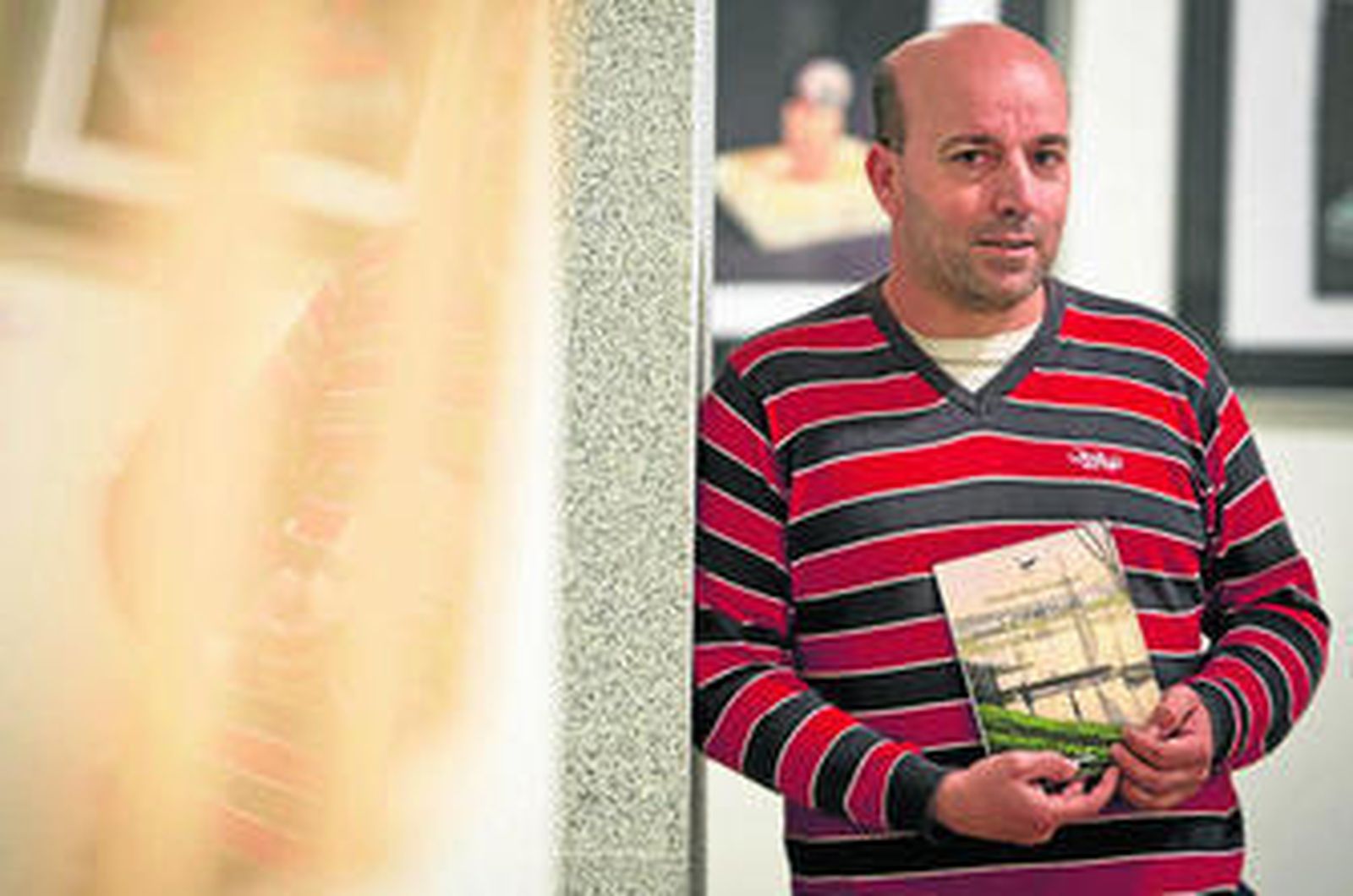 El escritor Enrique Rojas posa con su última publicación.