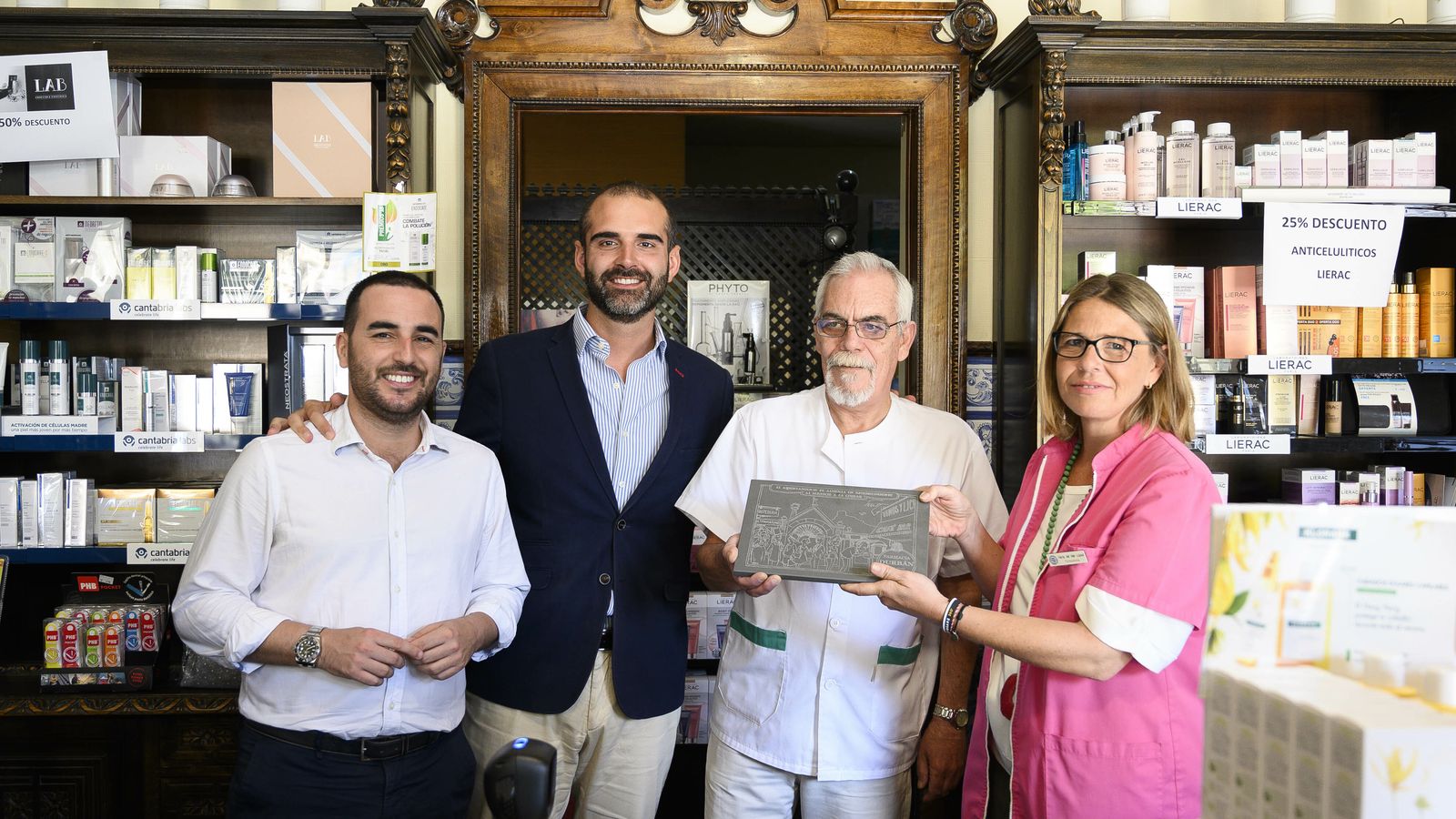 Otra imagen de la entrega de la placa a Farmacia Durbán