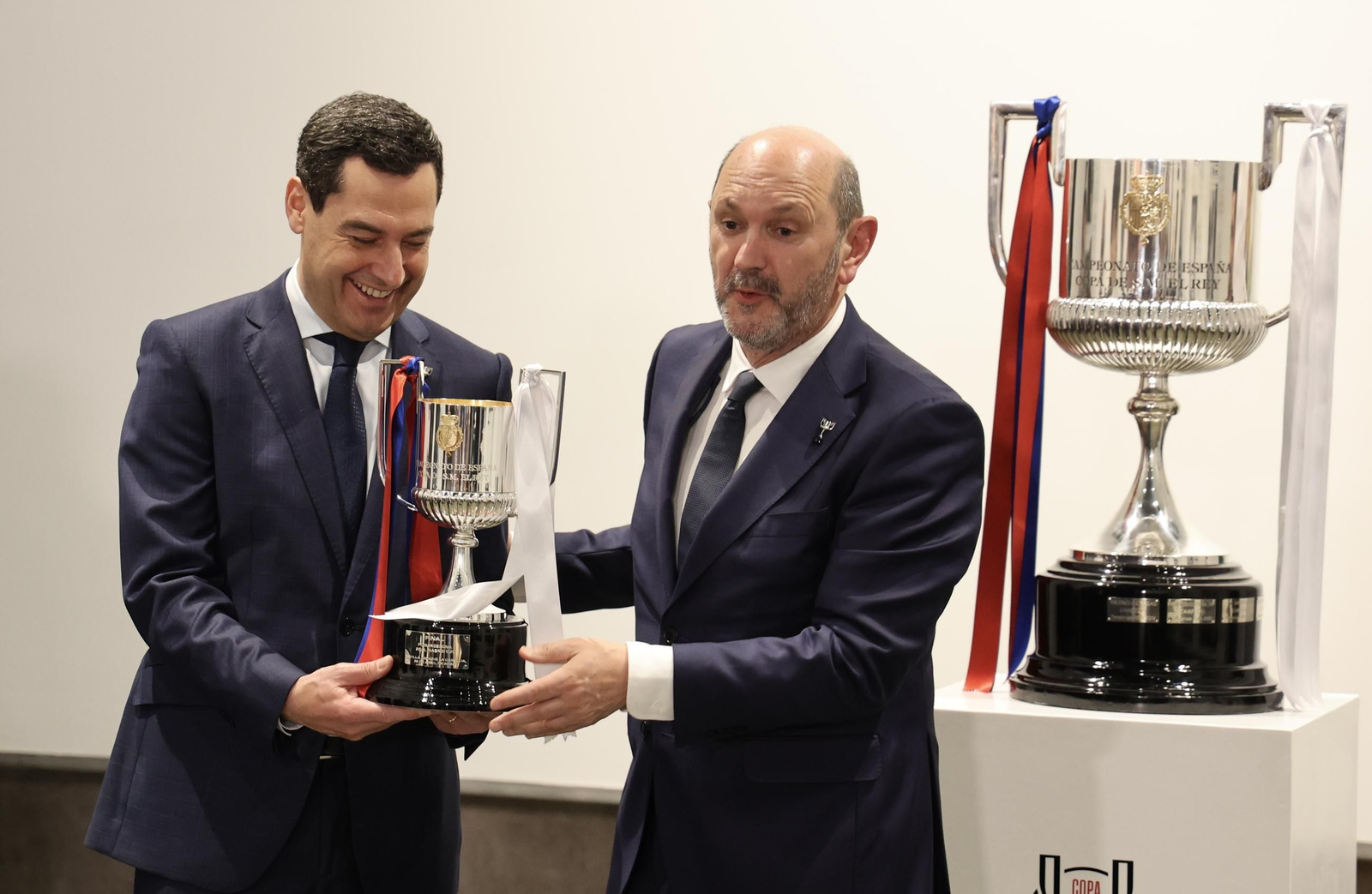 El presidente de la Junta de Andalucía recibe la Copa del Rey e inaugura la exposición "Los reyes de la Copa"