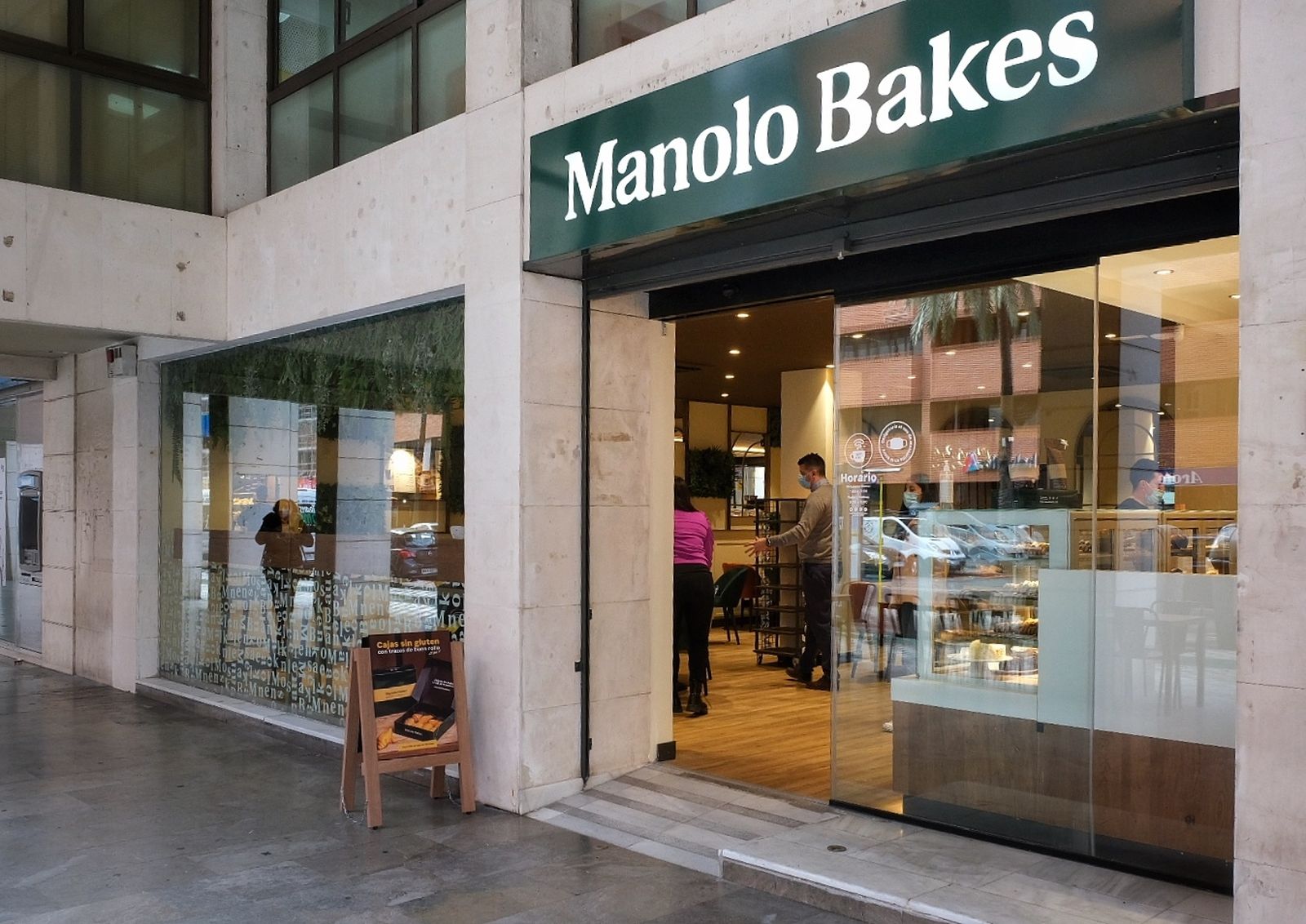 Fachada del local de Manolo Bakes en Los Remedios.
