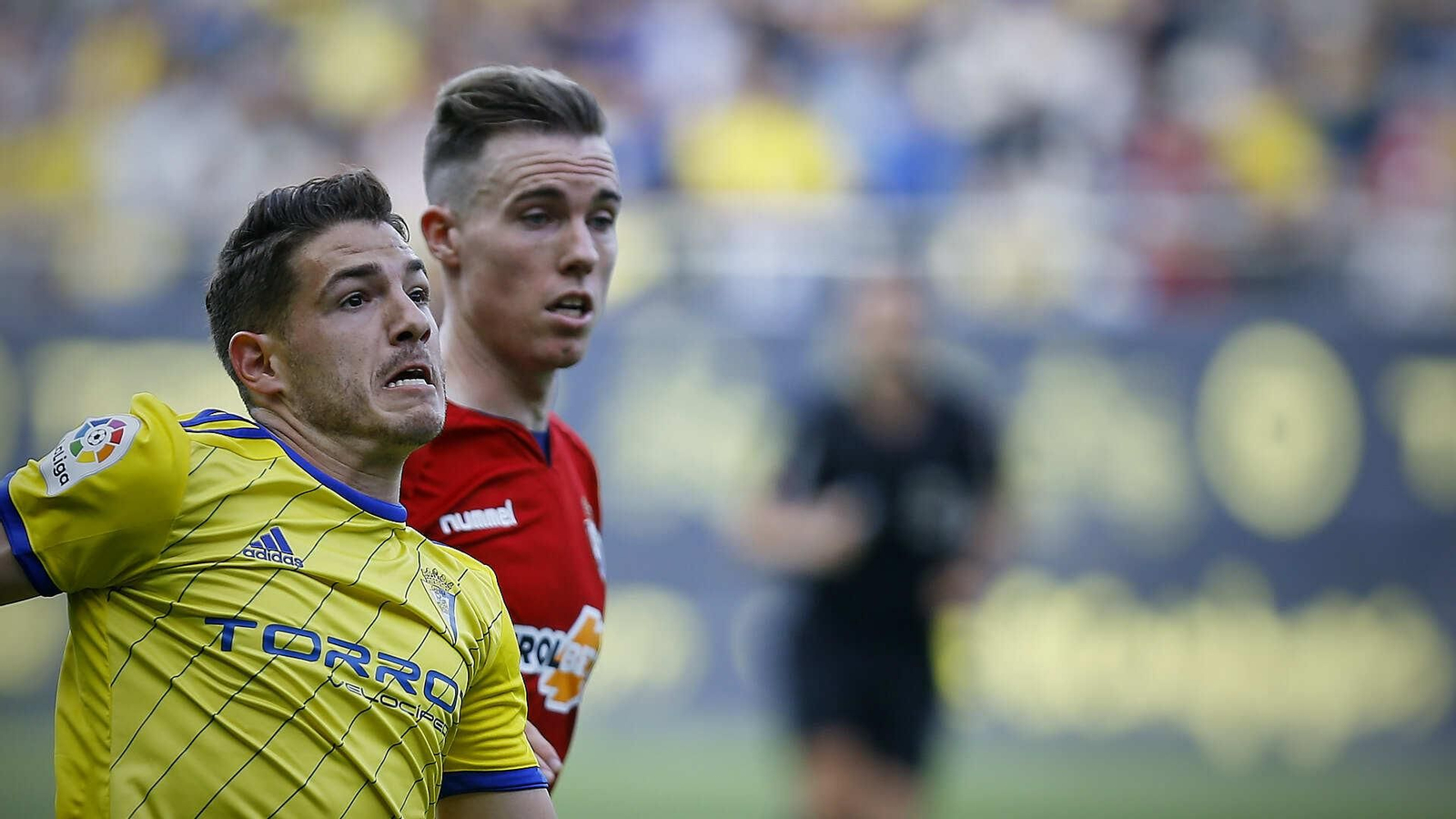Partido de fútbol entre  Cádiz C.F. y C.A. Osasuna