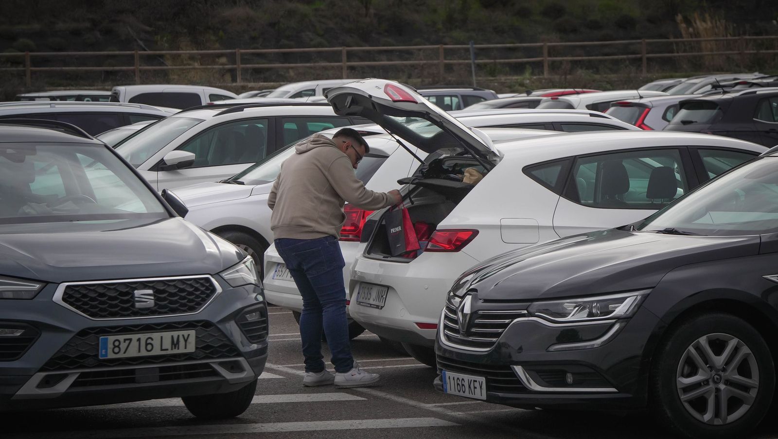 Imágenes de la gran afluencia de vehículos a los centros comerciales en Jerez