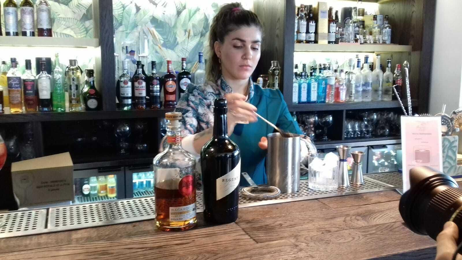 Silvia Dorninger elabora el cóctel con Palo Cortado en el evento en la sede de Bacardí.