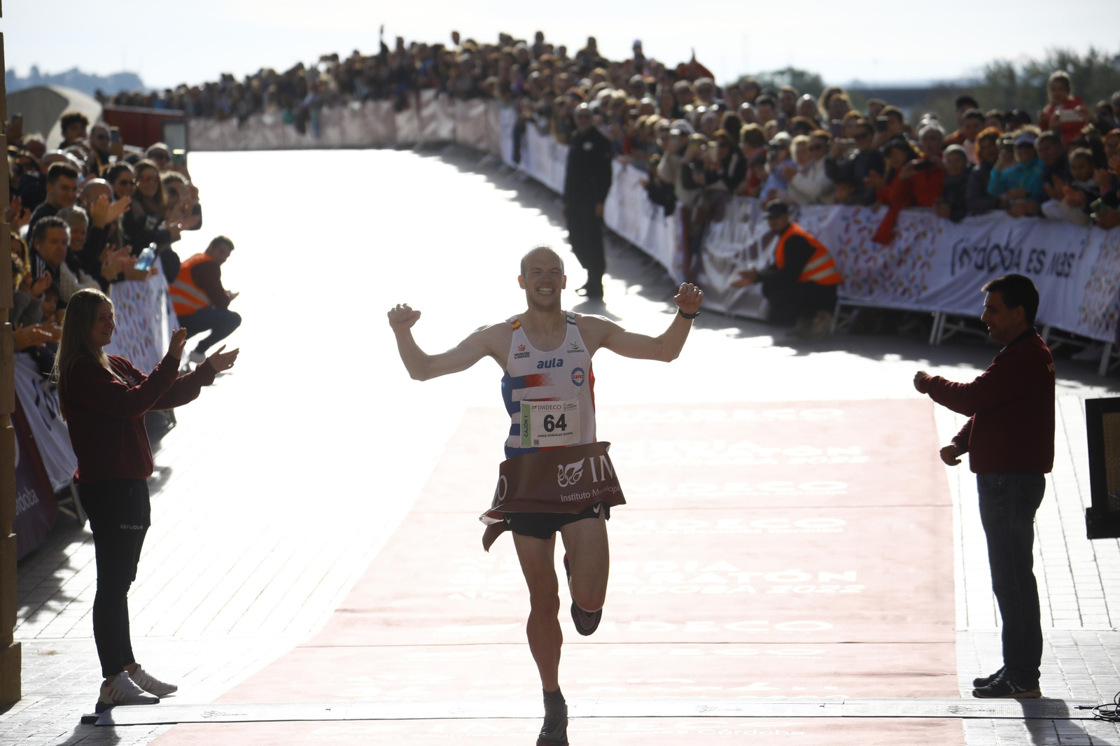 La gloria de cruzar la Puerta del Puente: imágenes de la meta de la 36 Media Maratón de Córdoba