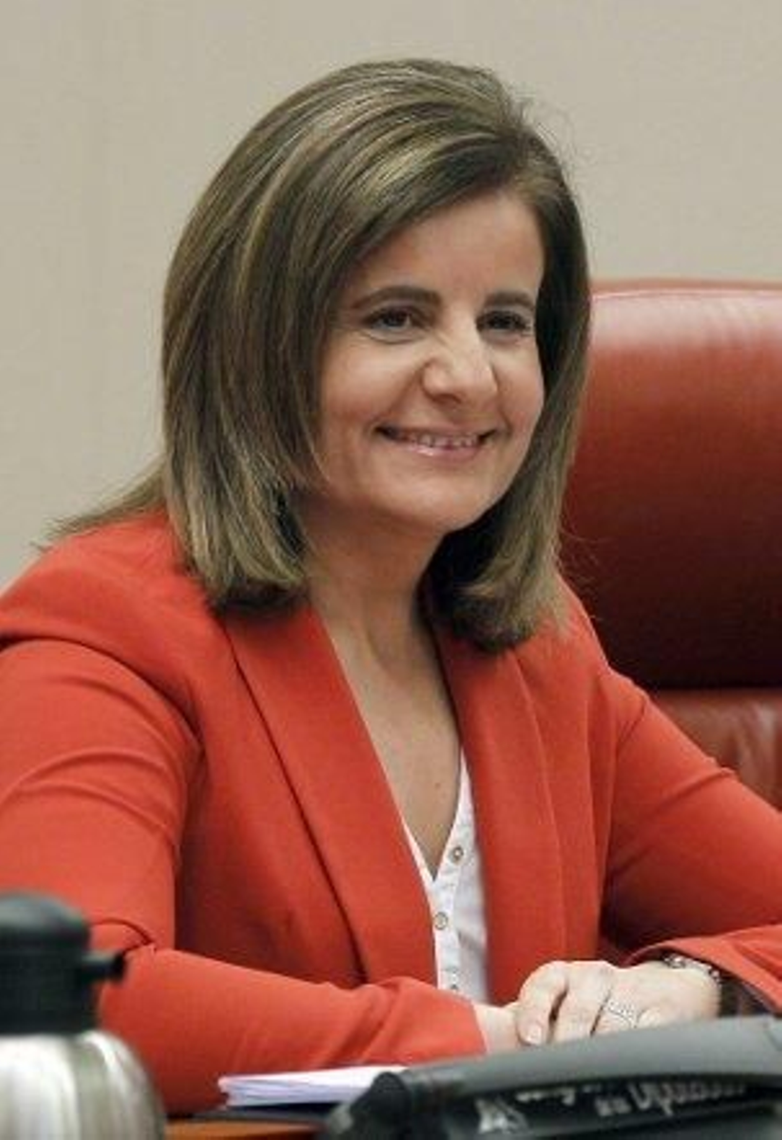 Báñez defiende que ampliar la vida laboral de los mayores reducirá sus despidos