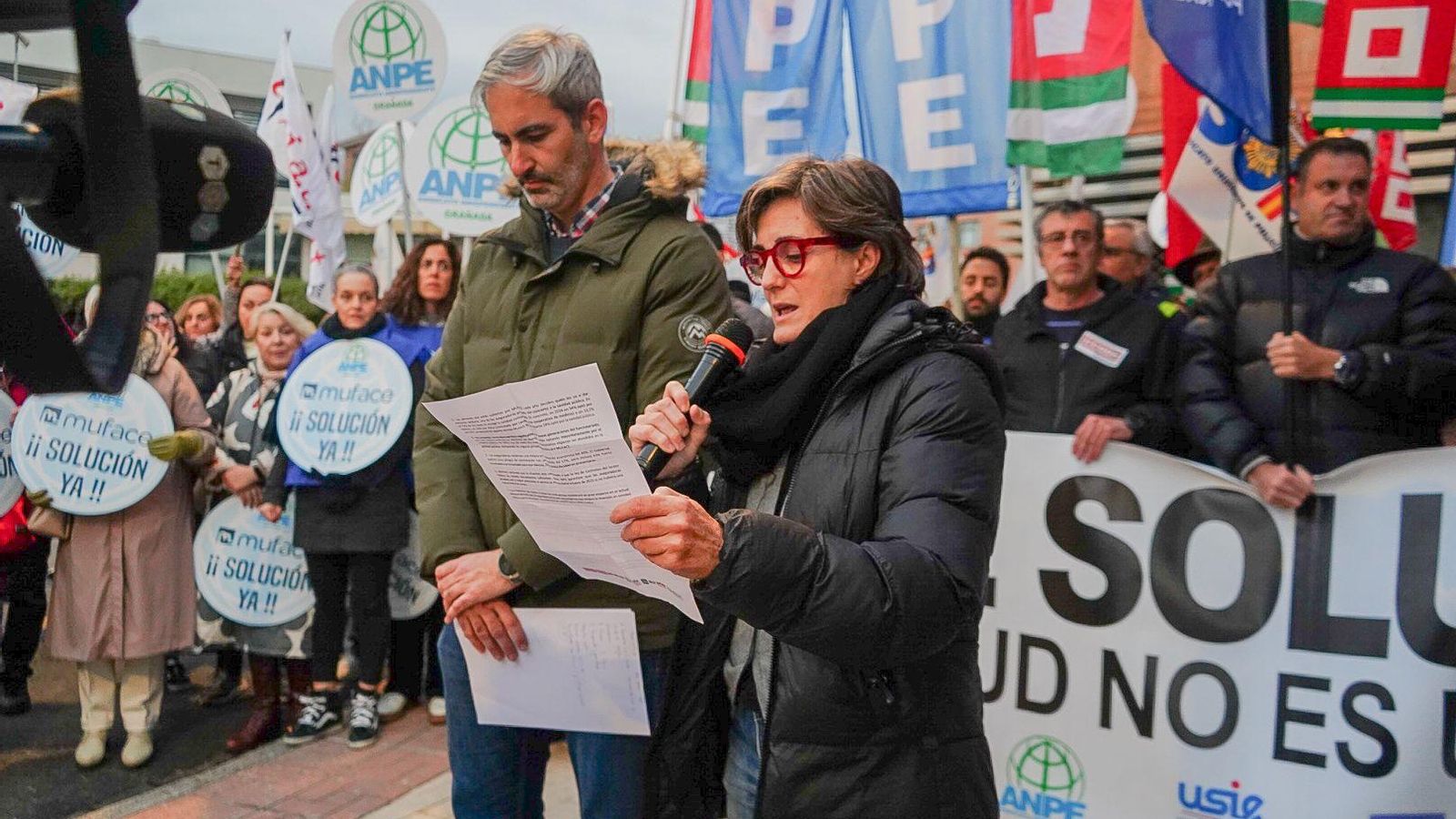 Concentración de sindicatos en la sede de MUFACE en Granada