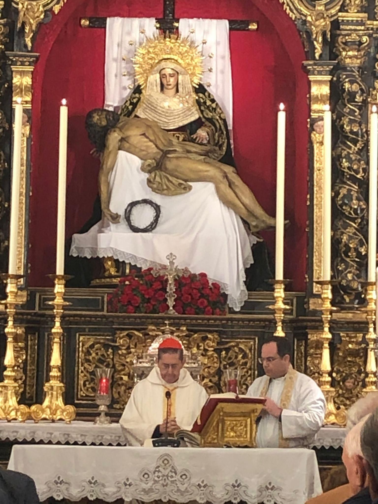 El cardenal Ayuso oficiando la misa