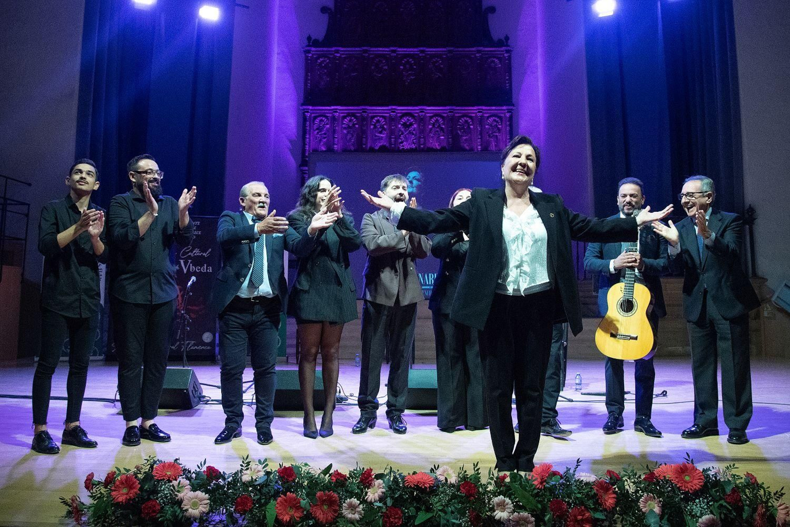 Carmen Linares con los artistas participantes.
