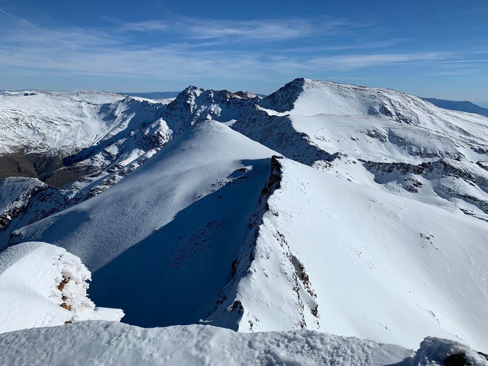 Pico Alcazaba y al fondo, el Puntal de Bacares, lugar del accidente