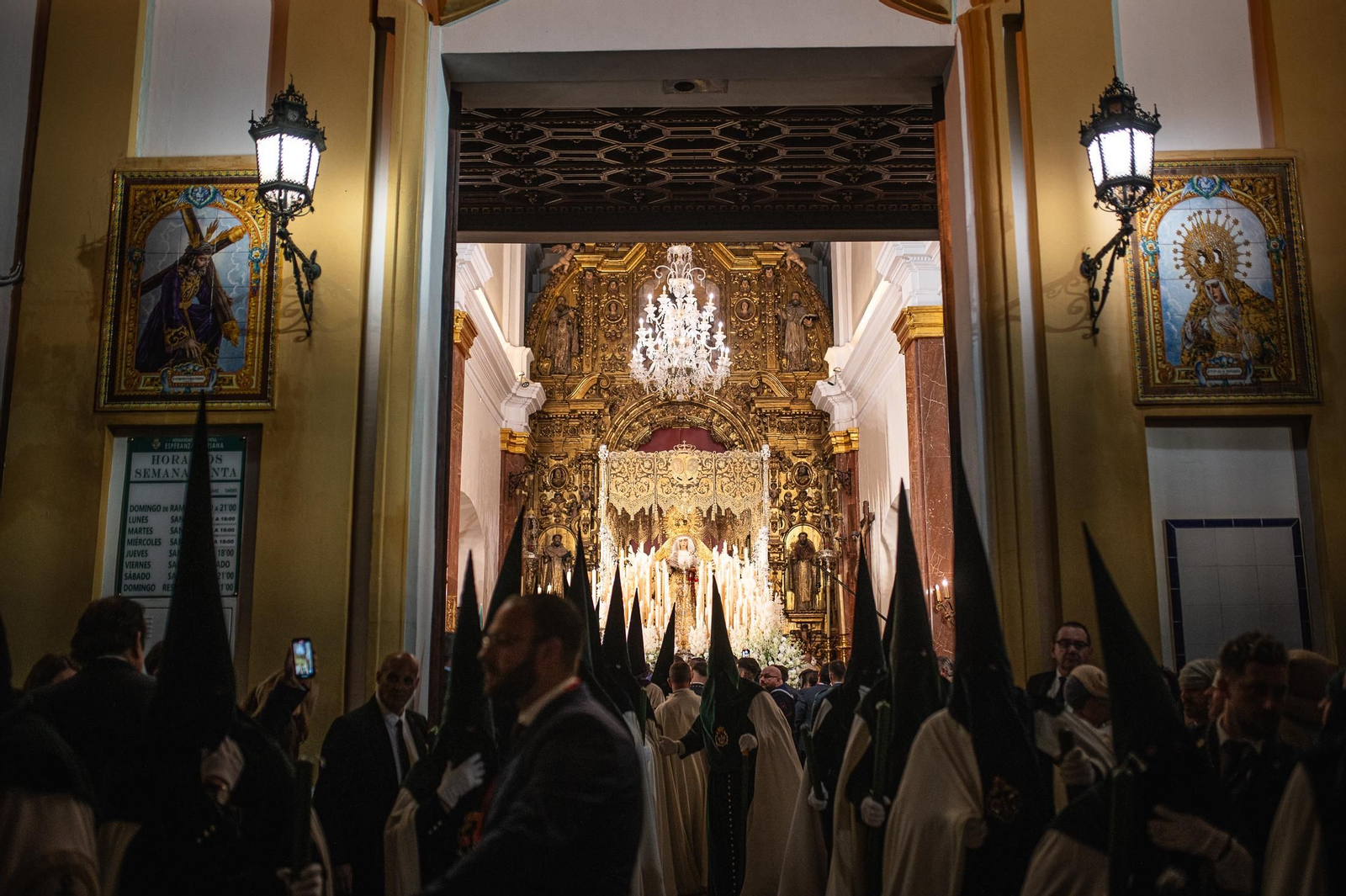 La Hermandad de la Esperanza de Triana en la Semana Santa de Sevilla 2025