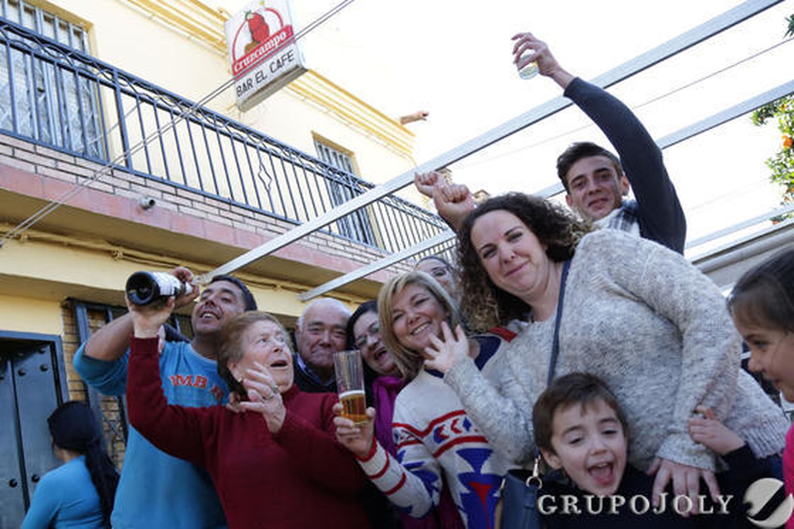 La Puebla de Cazalla celebra la suerte recibida con el segundo premio al número 12775.

Foto: M.J.López