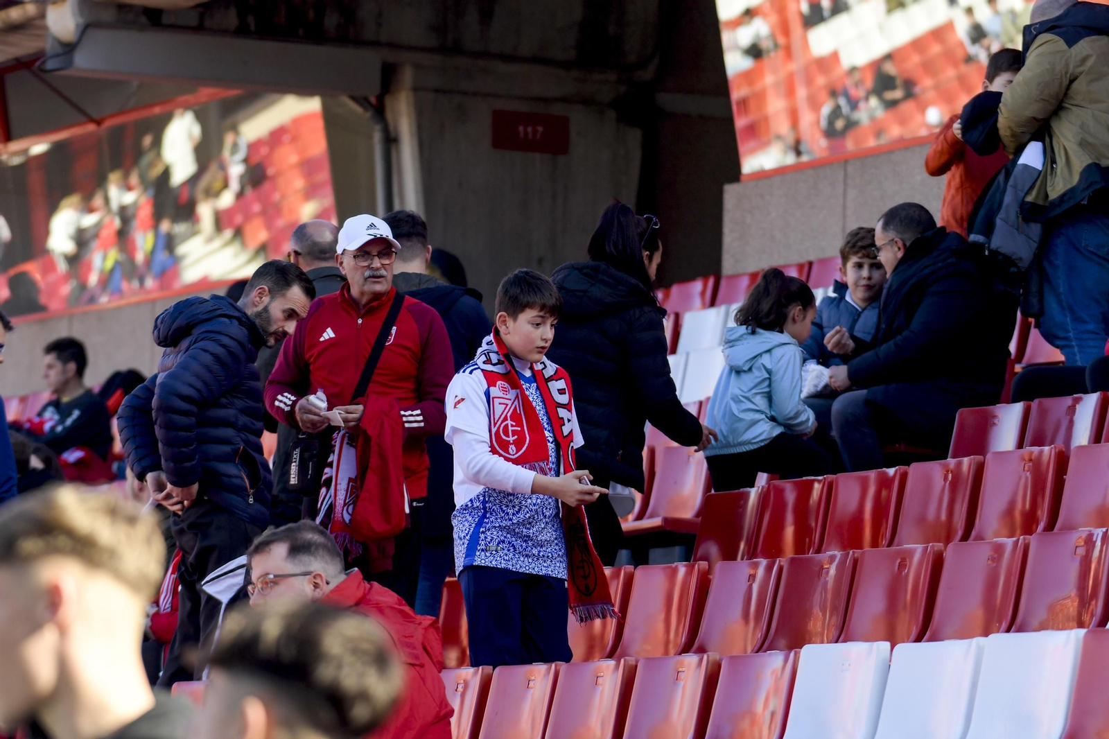 Encuéntrate en la grada y en el recibimiento al Granada CF