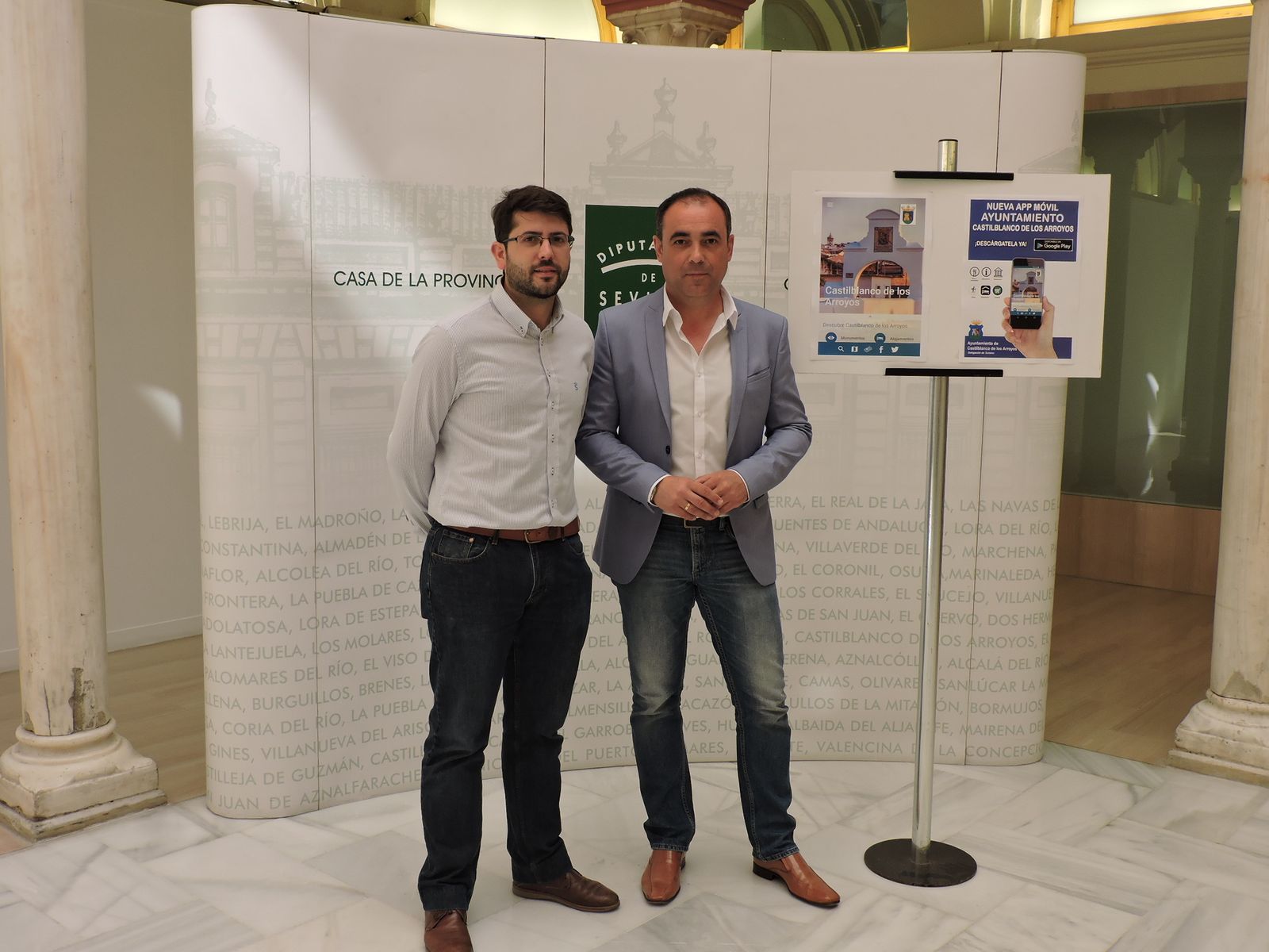 El alcalde de Castilblanco de los Arroyos, José Manuel Caballar, y el delegado municipal de Turismo, Jesús Romero.