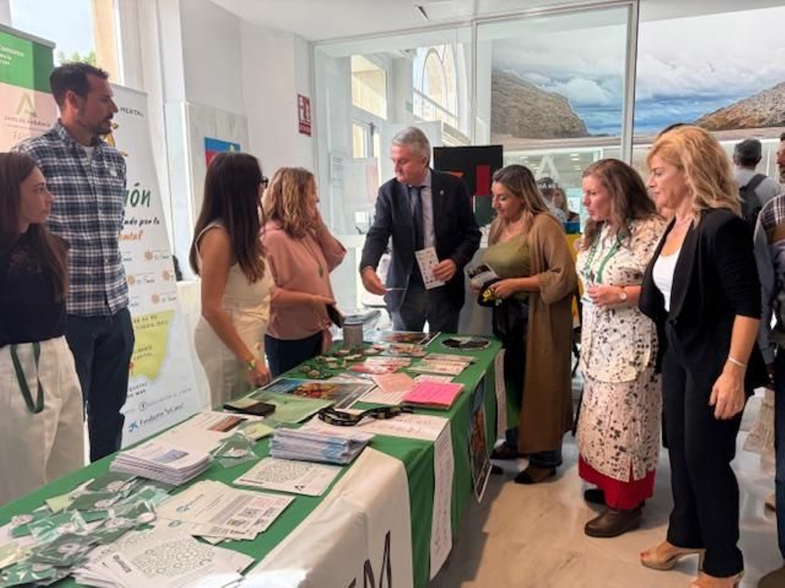 Mesa informativa instalada en la Bola Azul para informar de los recursos que existen en Almería