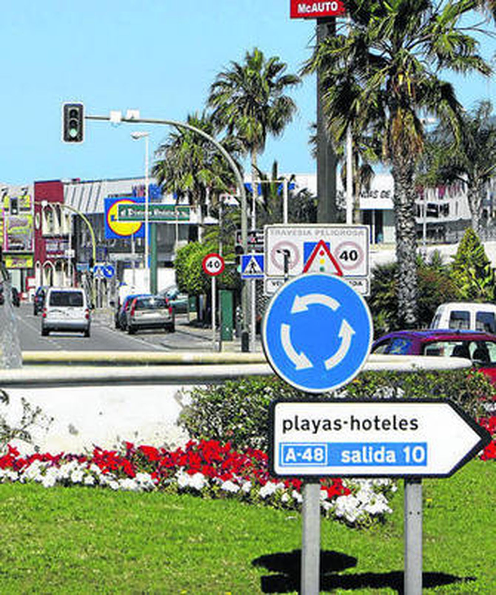 Travesía de Chiclana regulada por semáforos.