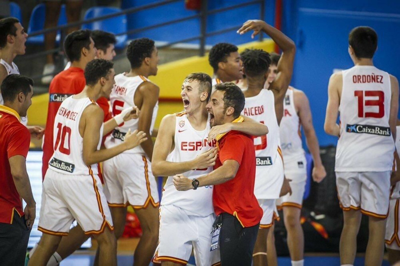 Pablo León celebra el triunfo junto a staff técnico.
